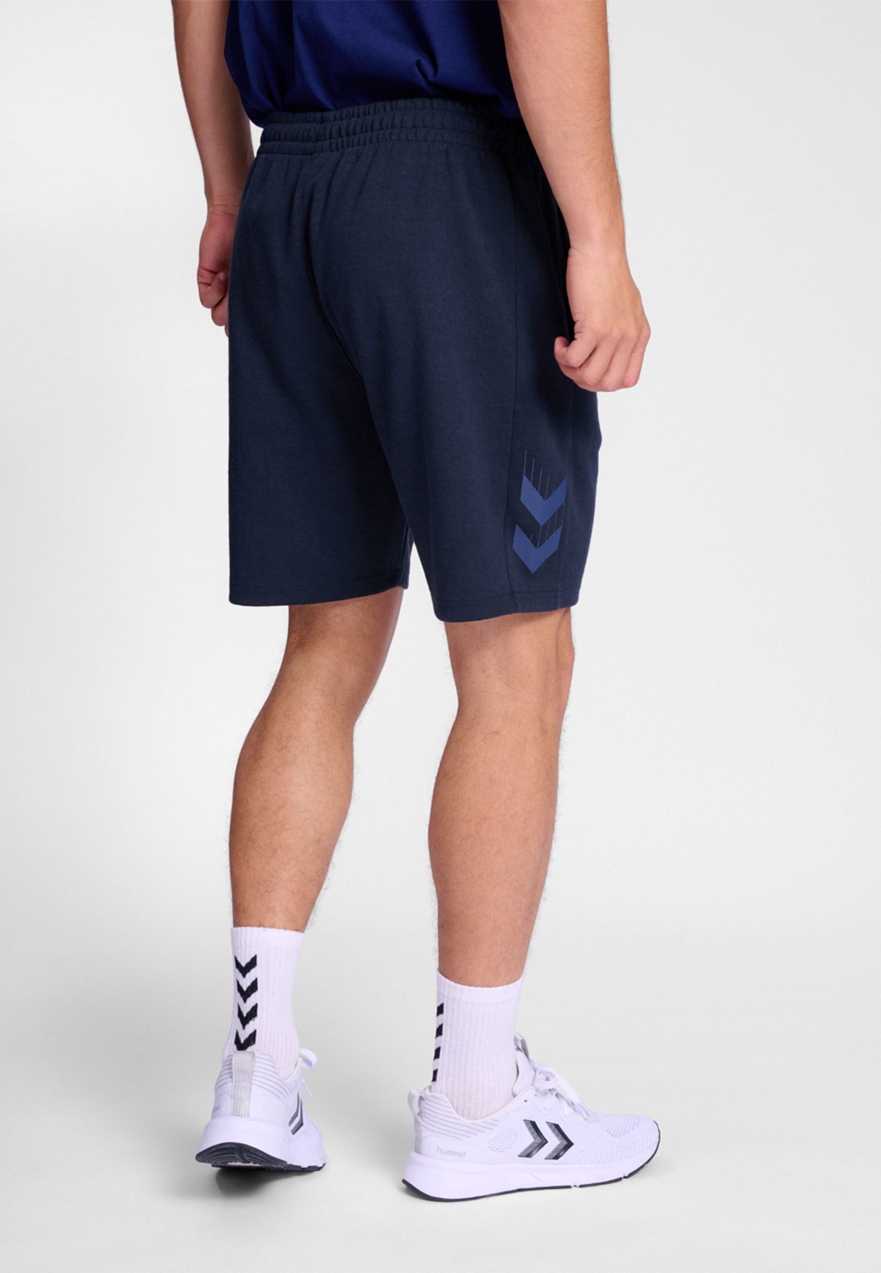 hummel Sweatshorts Sweatshorts mit verstellbarem Bund hmlTRAVEL SHORTS