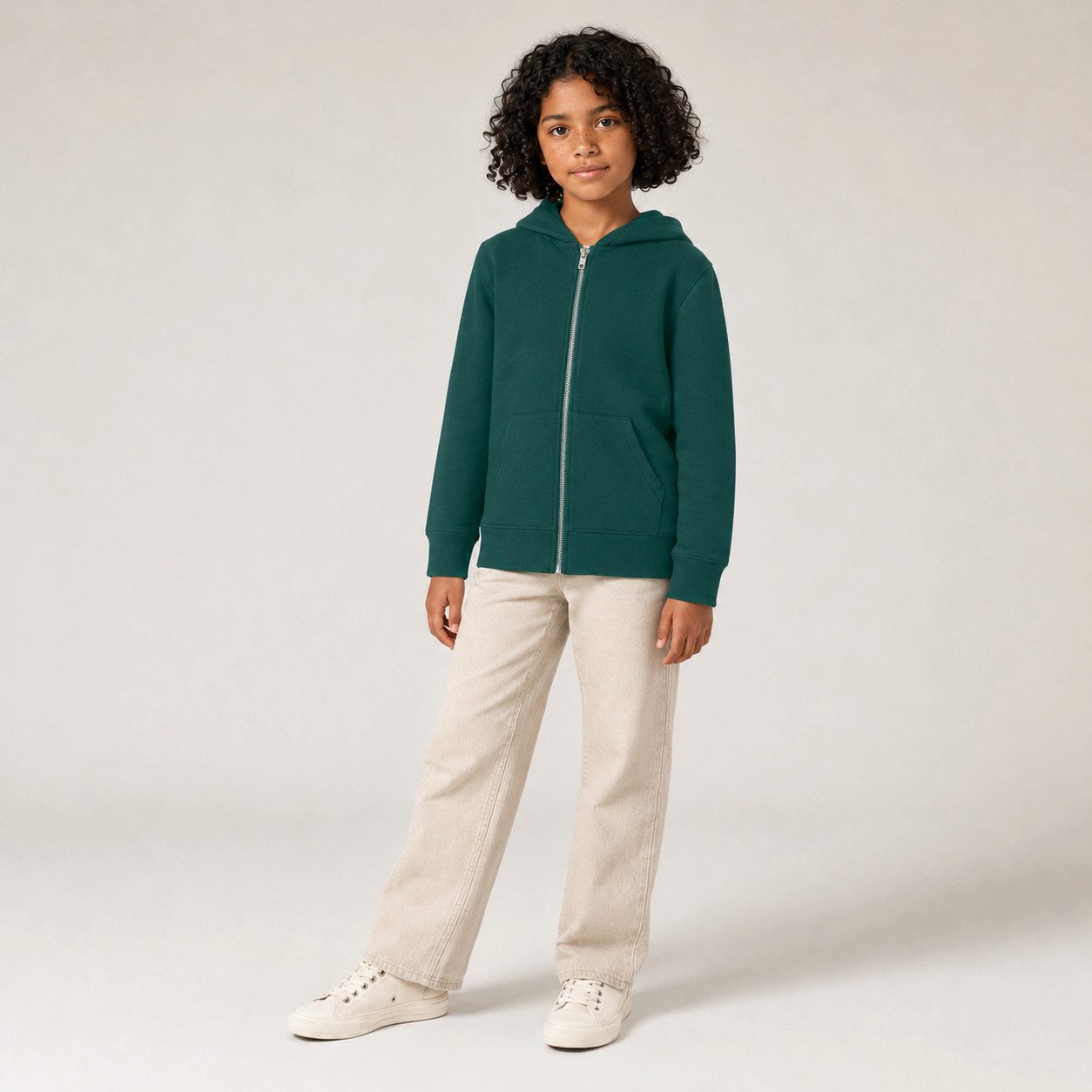 Sitztgut Kapuzensweatjacke Kinder Zip-Hoodie aus Bio-Baumwolle (1-tlg) Doppellagige Kapuze, Metallreißverschluss und Kängurutaschen