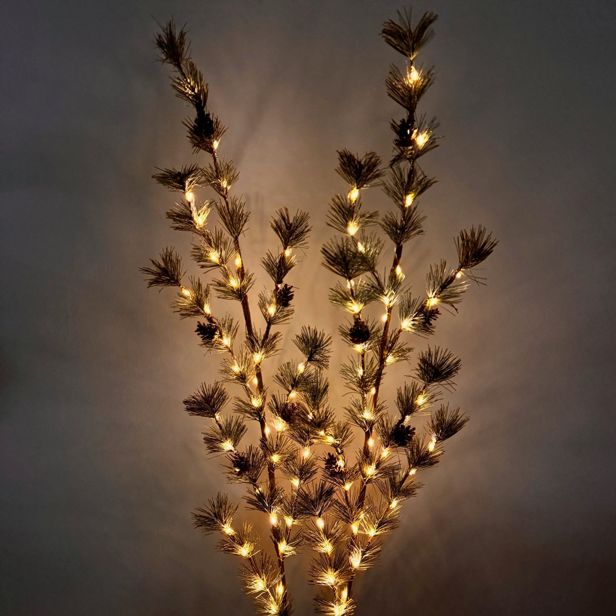 Online-Fuchs LED-Leuchtzweig 2 Tannenzweige mit je 40 LEDs beleuchtet und 6-Stunden Timerfunktion, Herbst, Winter, Weihnachten Dekoration - leicht verschneit