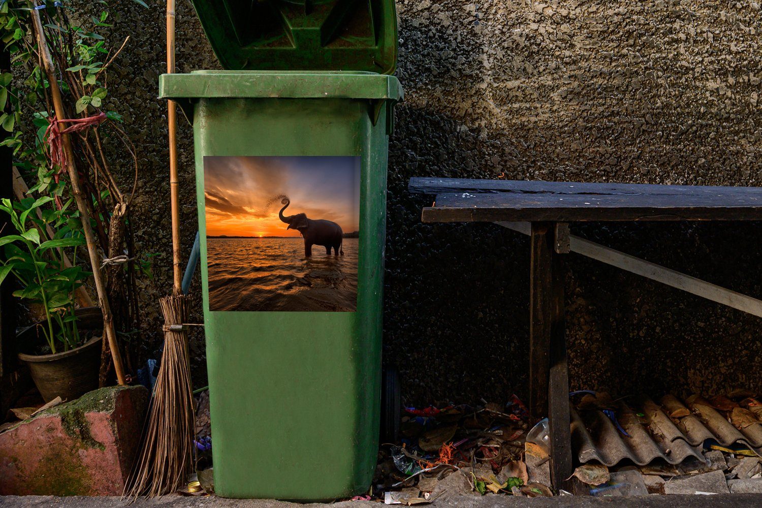 MuchoWow Wandsticker Elefant - Meer St), Sticker, Sonnenuntergang Tiere - - (1 Container, Mülltonne, Mülleimer-aufkleber, Abfalbehälter Orange 
