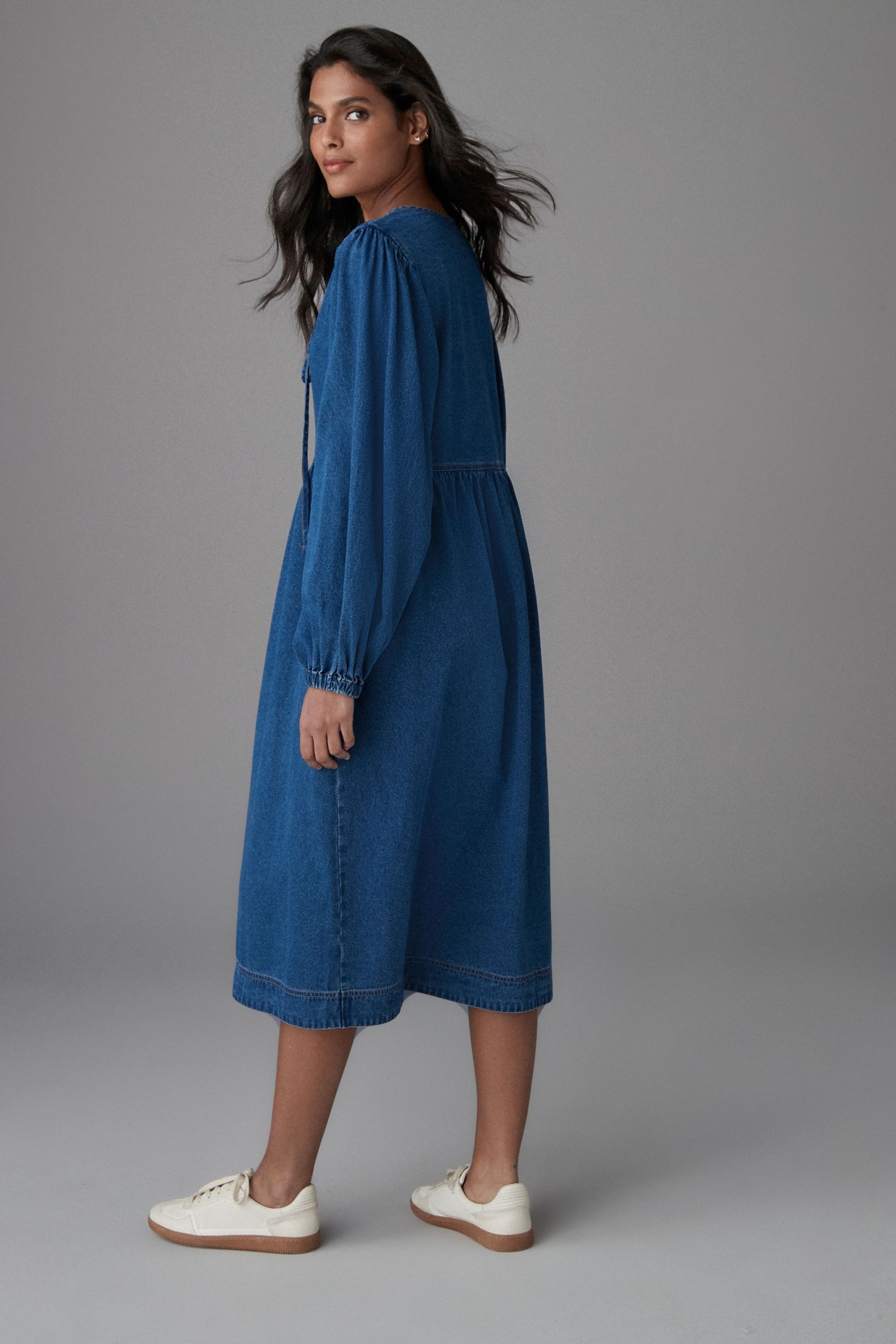 Next Jeanskleid Gesmoktes Jeans-Midikleid mit Bindegürtel günstig online kaufen