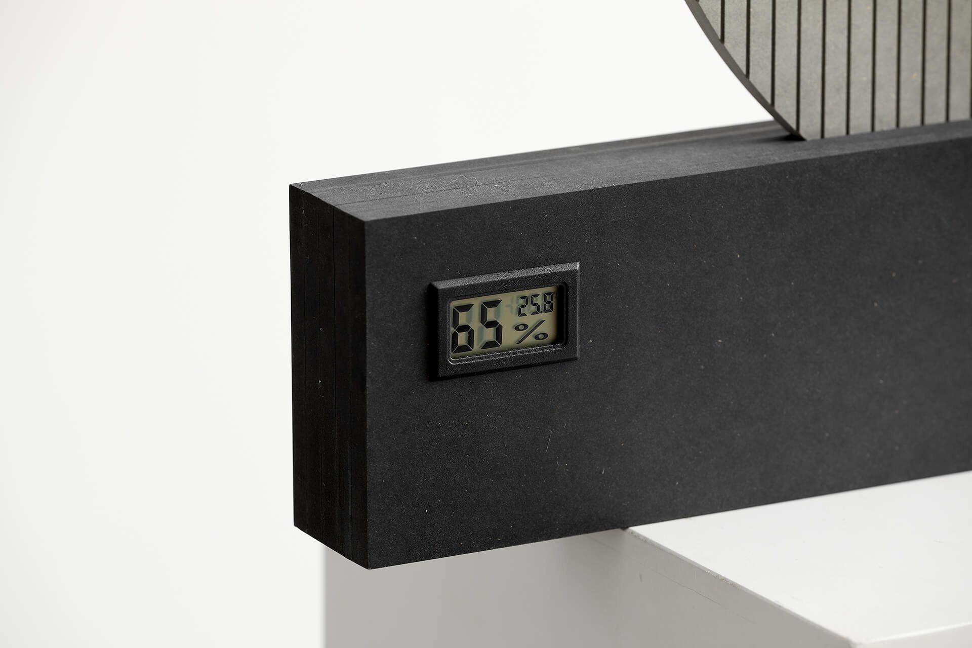 THE cm BLACK Wanduhr (handgefertigte 36x36x1.5 ONZENO Design-Uhr) ACCESSOIRE.
