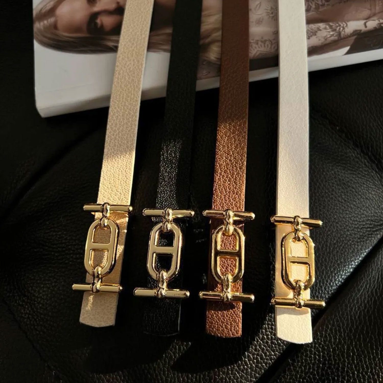 Jungengel Hüftgürtel Modegürtel 4'er Damengürtel Frauen-Gürtel Taillengürtel Kleidergürtel (4-St) Goldschnalle, Farben: Schwarz - Braun - Creme - Weiß