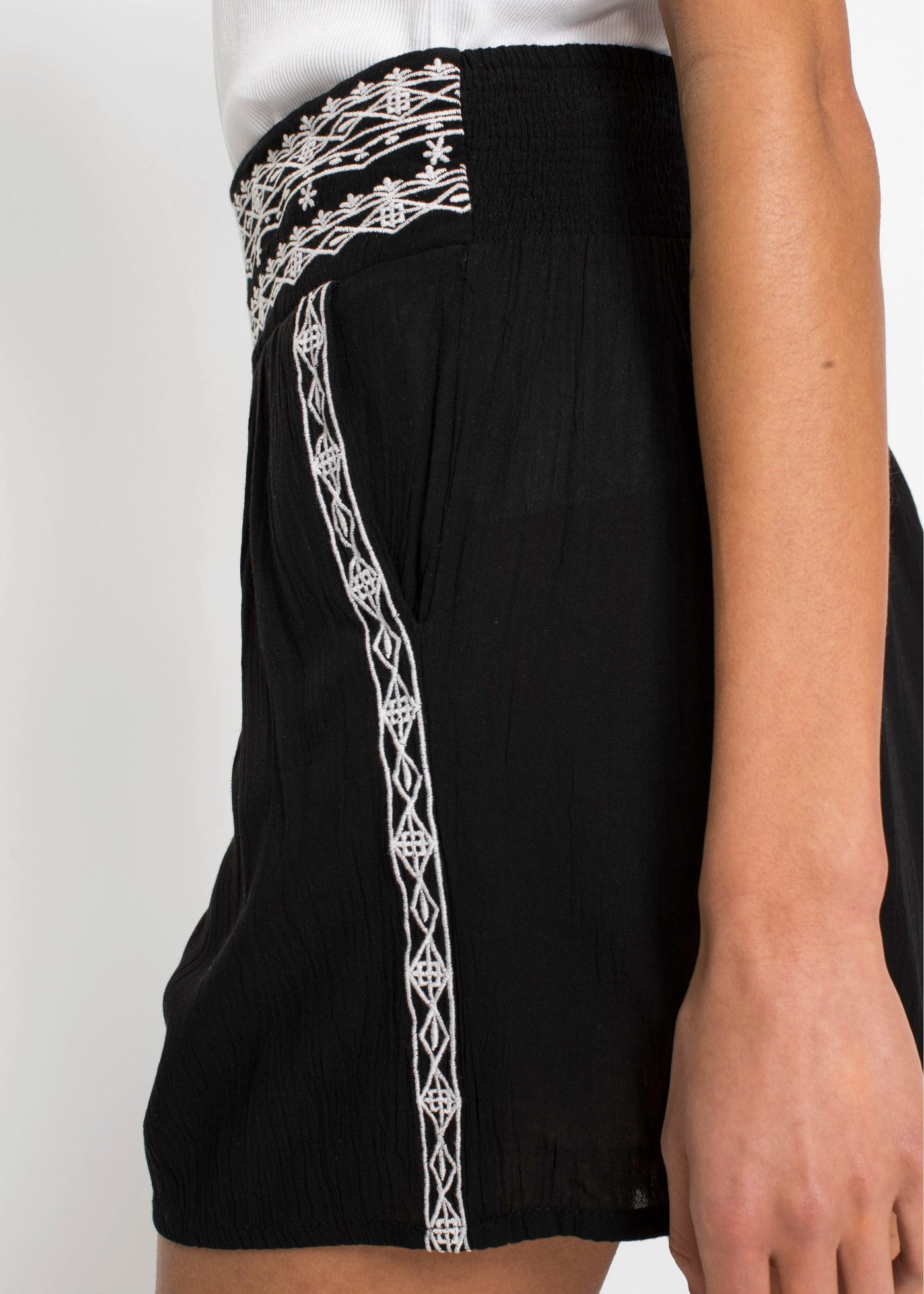 bonprix Shorts weites Crincle-Design, mit Stickereien am Bund und an der Seitennaht