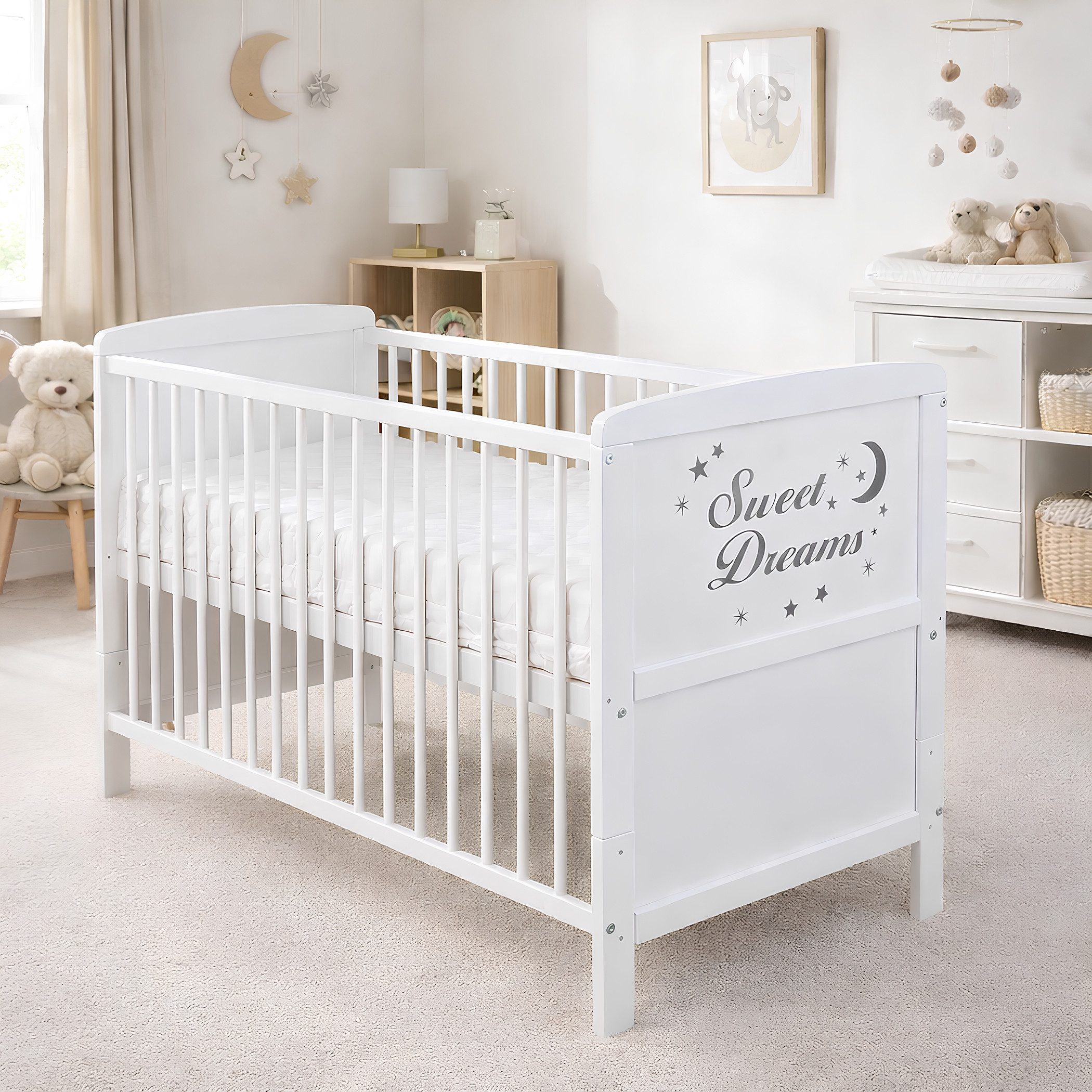 Baby-Delux Babybett Sweet Dreams, Kinderbett Gitterbett 140x70 weiß mit Beißschienen, Matratze umbaubar