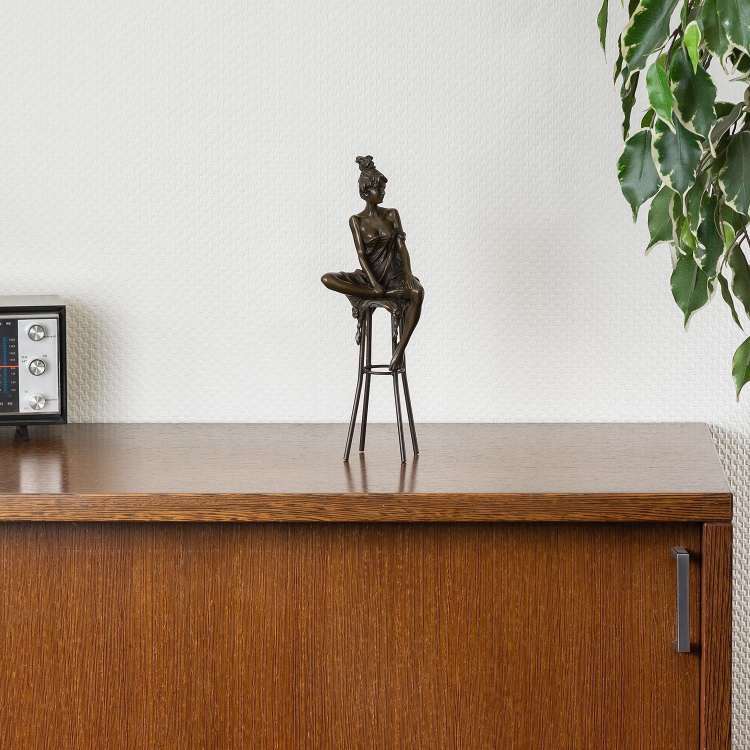 Moritz Skulptur BJ-14 A BRONZE SCULPTURE OF A LADY ON BARCHAIR