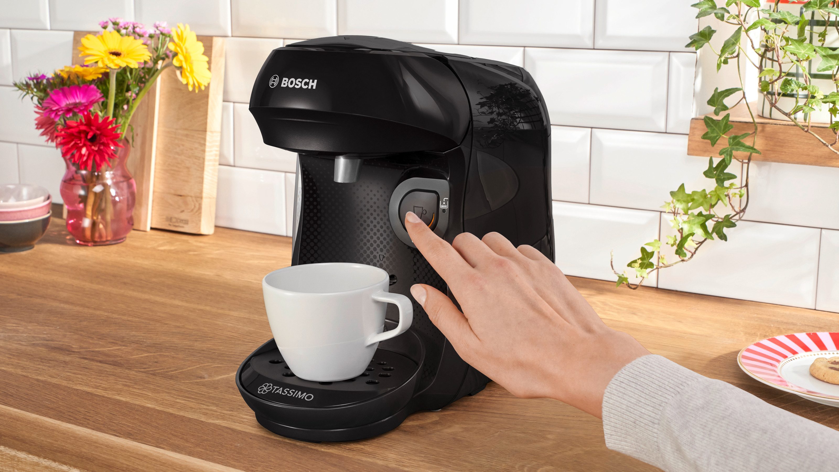 TASSIMO Kapselmaschine happy friendly TAS107E, über 70 Getränke, platzsparend, geeignet für alle Tassen, Wassertank 0,7 L, schwarz