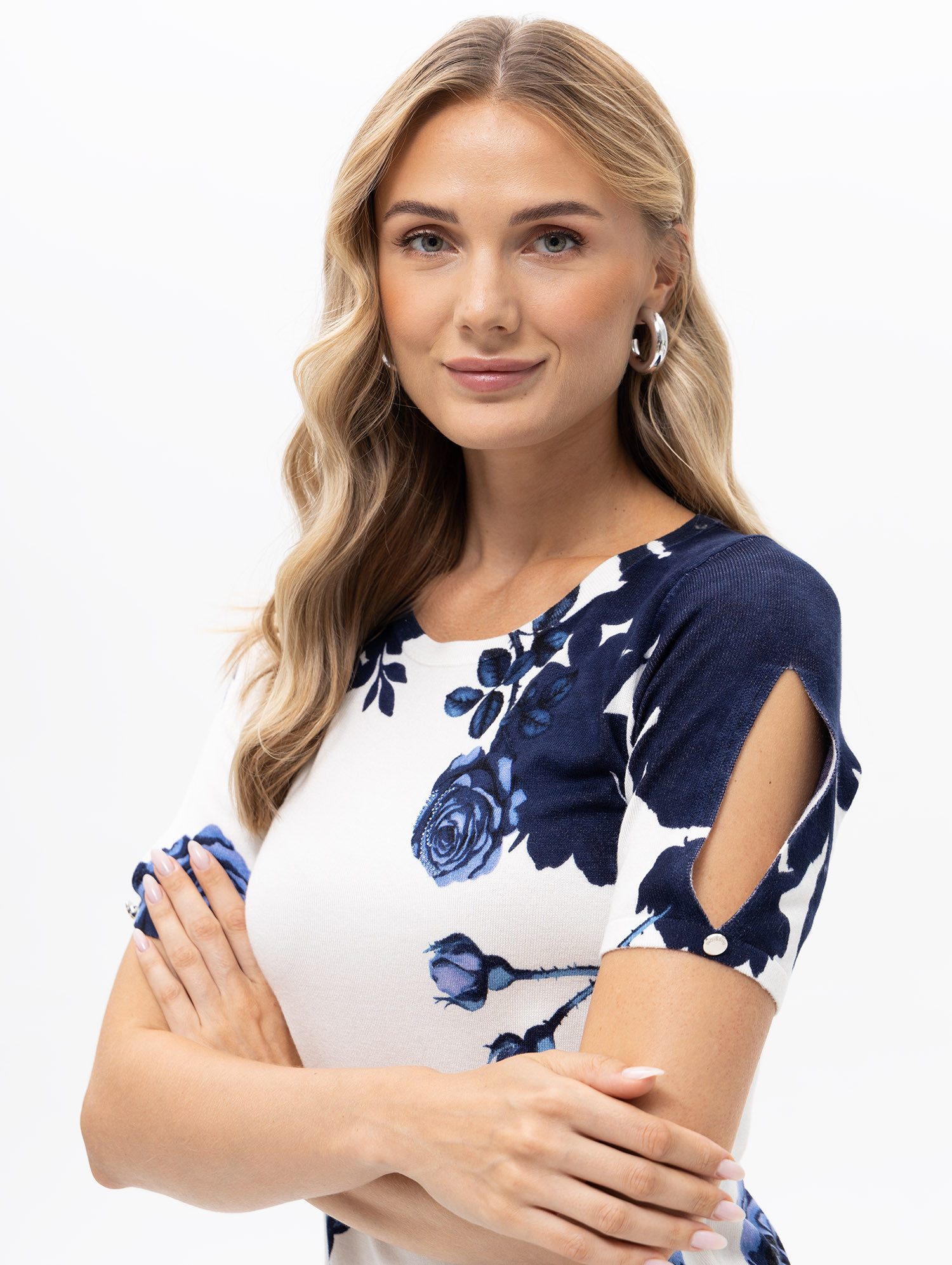 Passioni T-Shirt mit Rosenprint und Glitzersteinen Strickshirt in Weiß mit blauen Blumen – Bild 4 von 5