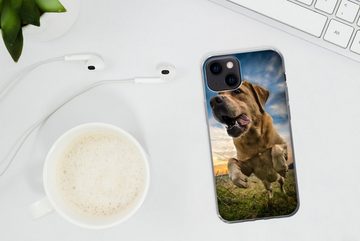 MuchoWow Handyhülle Bunter Himmel über diesem Labrador Retriever, Handyhülle Apple iPhone 13, Smartphone-Bumper, Print, Handy