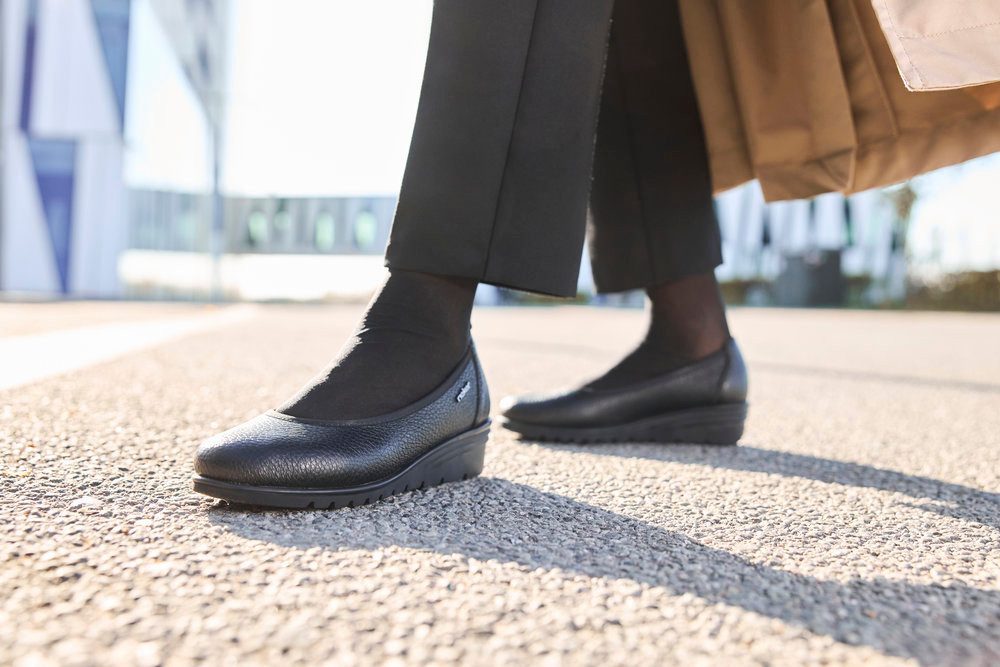 Rieker Keilpumps Ballerina, Schlupfschuh, Slipper mit leichter Struktur im Obermaterial