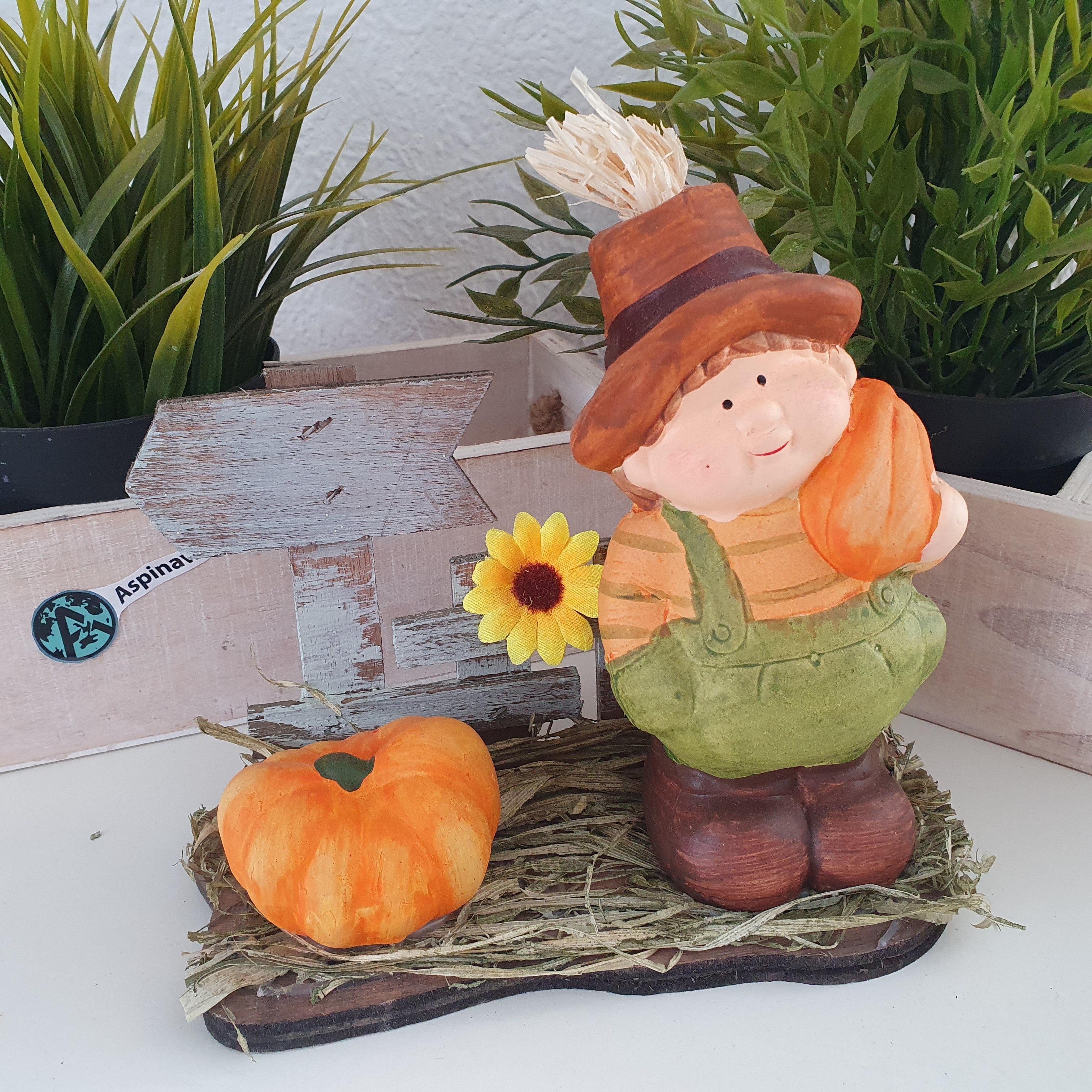 Aspinaworld Dekofigur Herbstdeko Figur mit Schild und Kürbis aus Keramik 17 cm