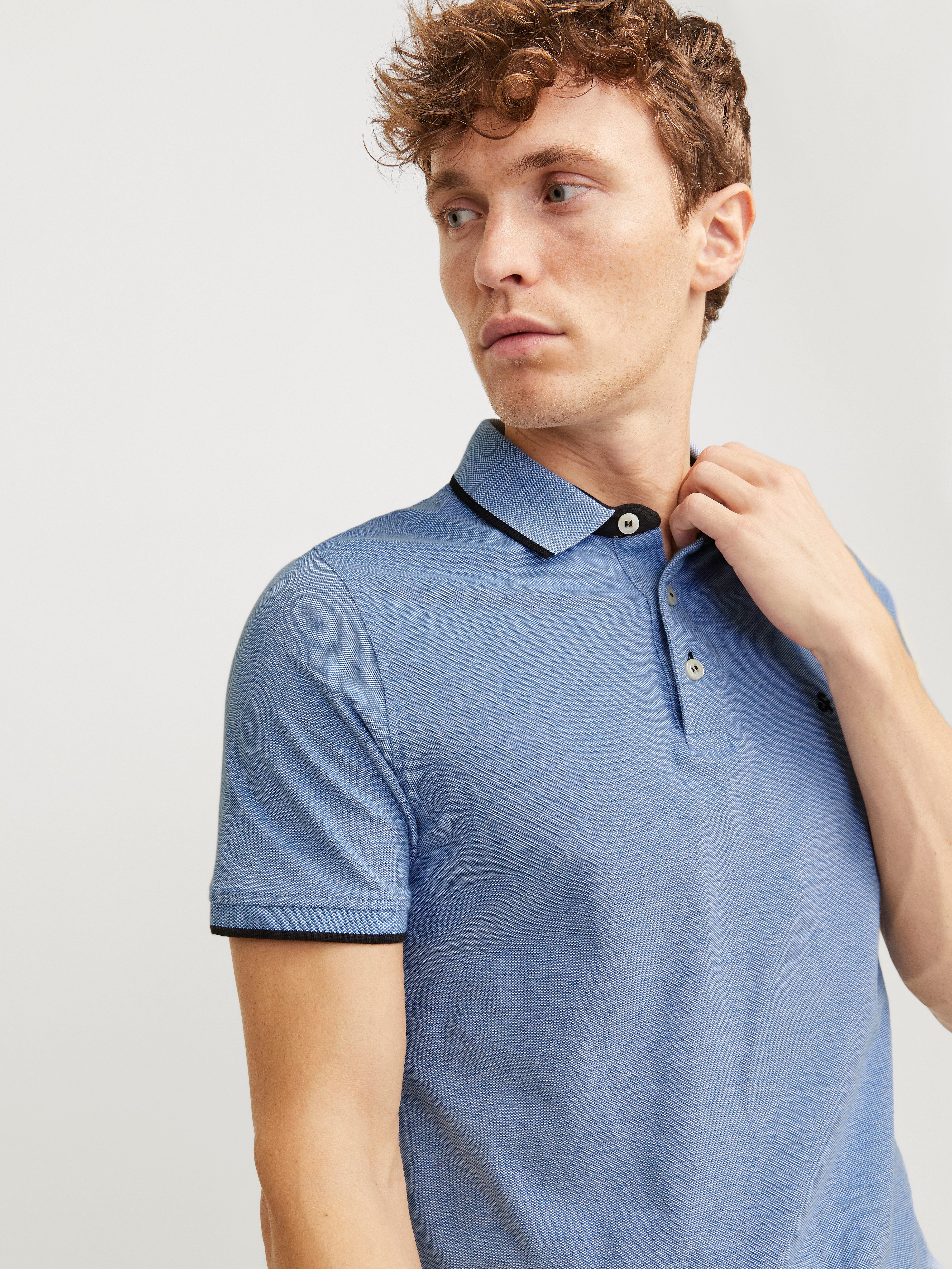 Jack & Jones Poloshirt JJEPAULOS Poloshirt mit klassischem Kragen und figurbetonter Form Logostickerei, modisch, schmal, Baumwolle, Polokragen