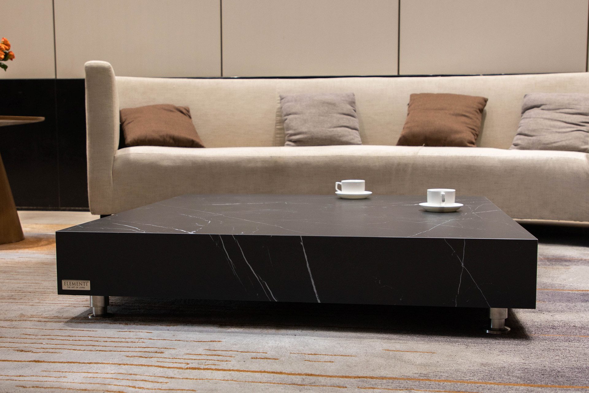 ELEMENTI Couchtisch SOFIA Tisch aus Marmor-Porzellan, hochglanz, stilvoll, wetterbeständig (1-St., Couchtisch aus Beton), Bulgarien Schwarz,Marmor