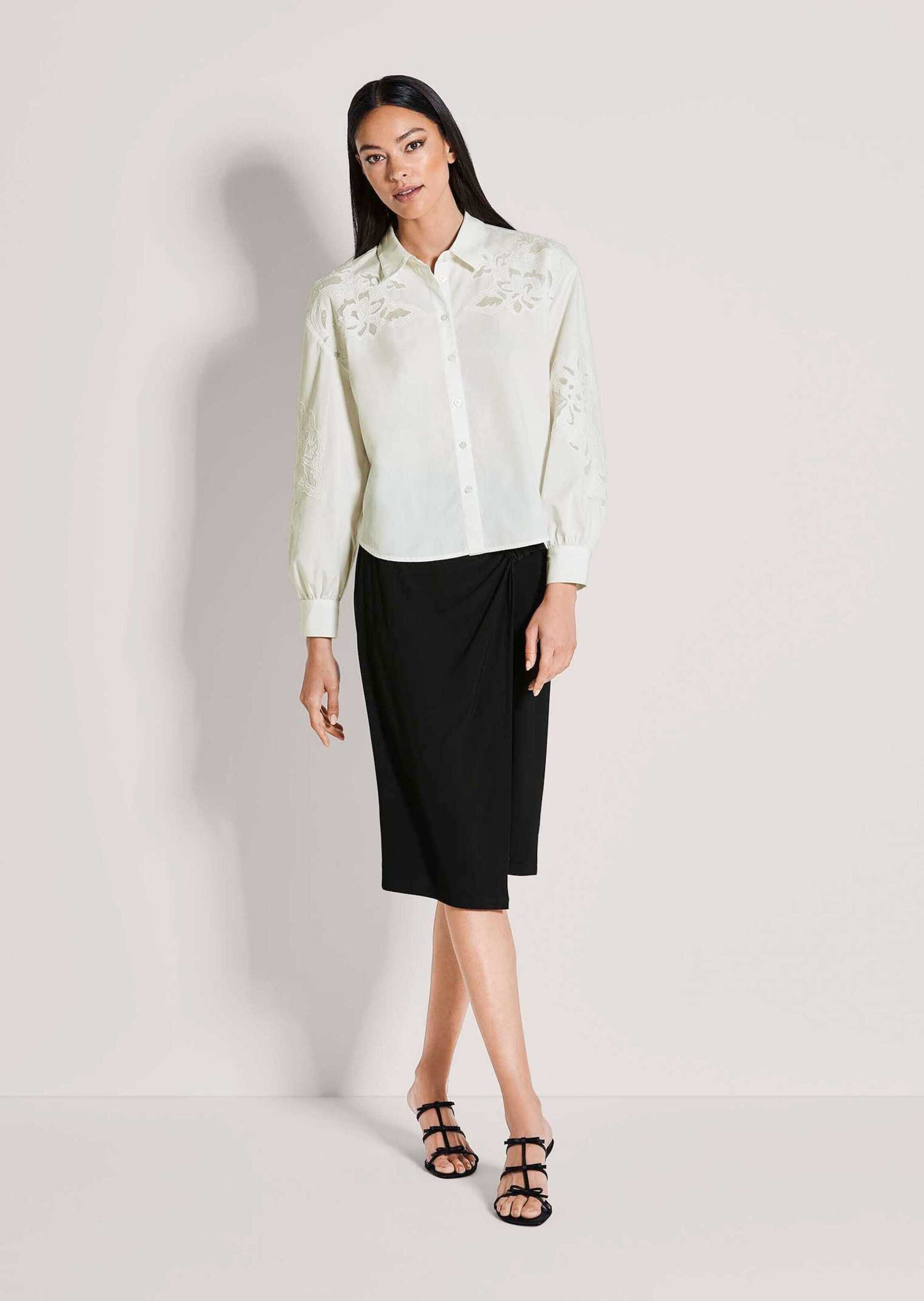 MADELEINE Hemdbluse Baumwollbluse mit floraler Stickerei Blusenshirt mit Hemdkragen, Knopfleiste und Langarm