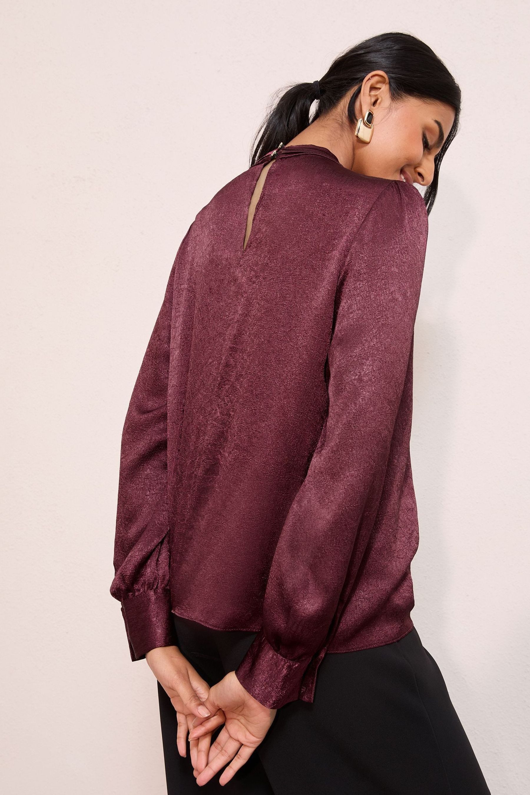 Friends Like These Langarmbluse Friends Like These Satin-Bluse mit Twist-Detail (1-tlg)