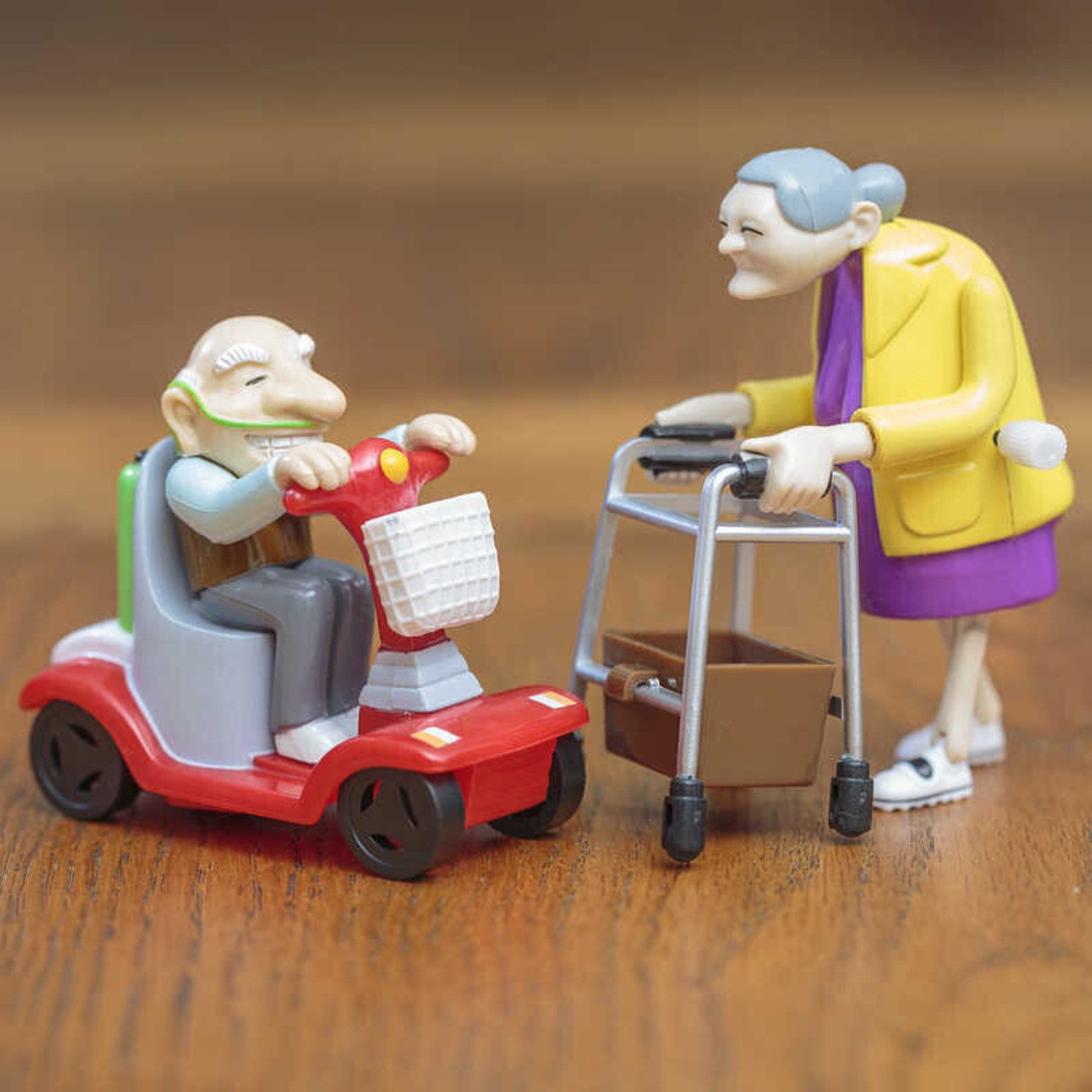 TOBAR Dekofigur Racing Granny & Speeding Grandad - aufziehbare Senioren günstig online kaufen