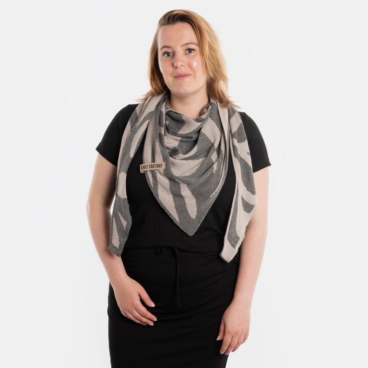 Knit Factory Strickschal Leaf Dreieckstuch Kieselgrau/Med Grey, (1-St), Schal Halstuch Dreiecksschal Tuch Strickmode