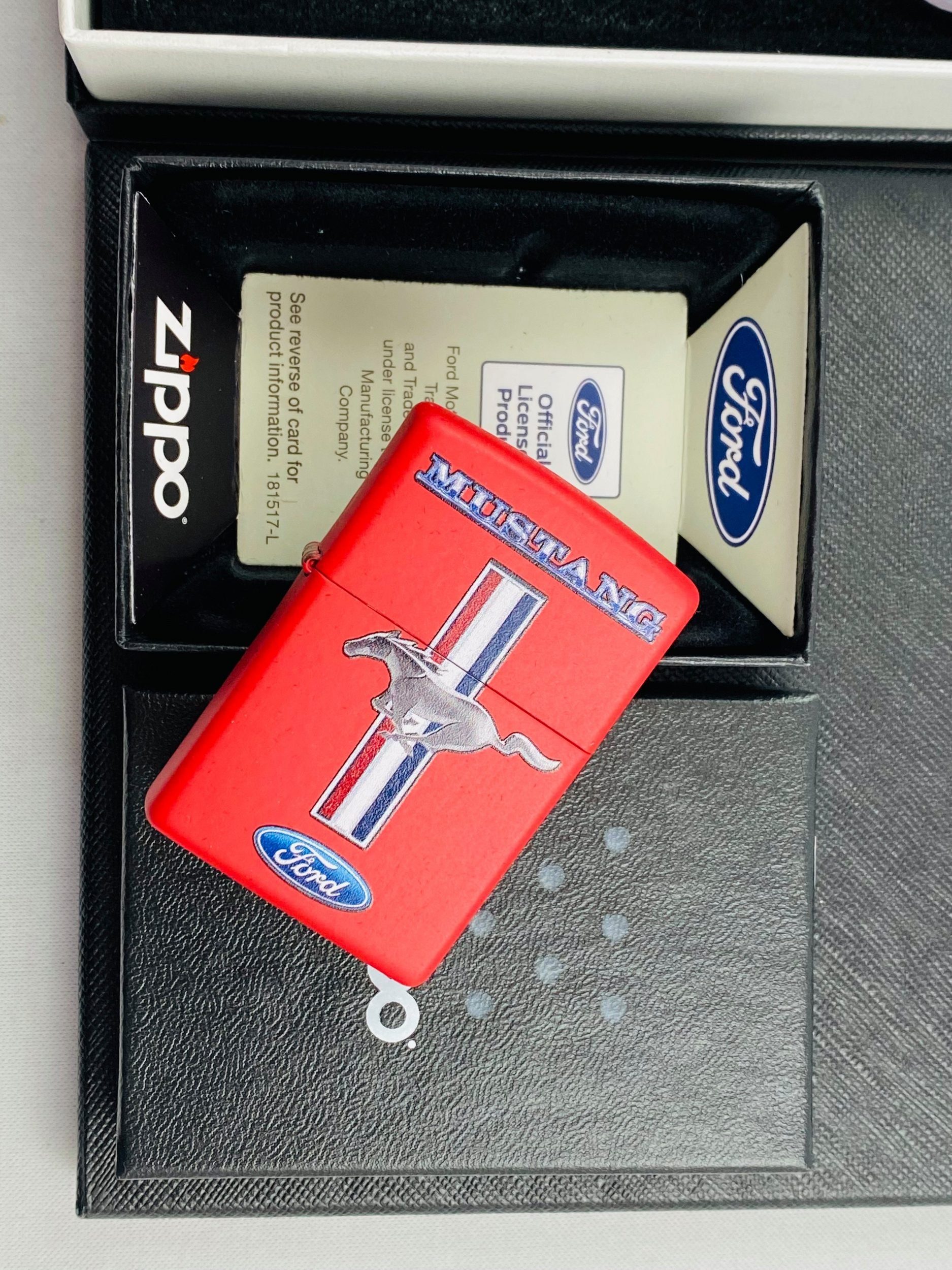 Zippo Feuerzeug Ford Mustang matt rot Geschenkset Sturmfeuerzeug