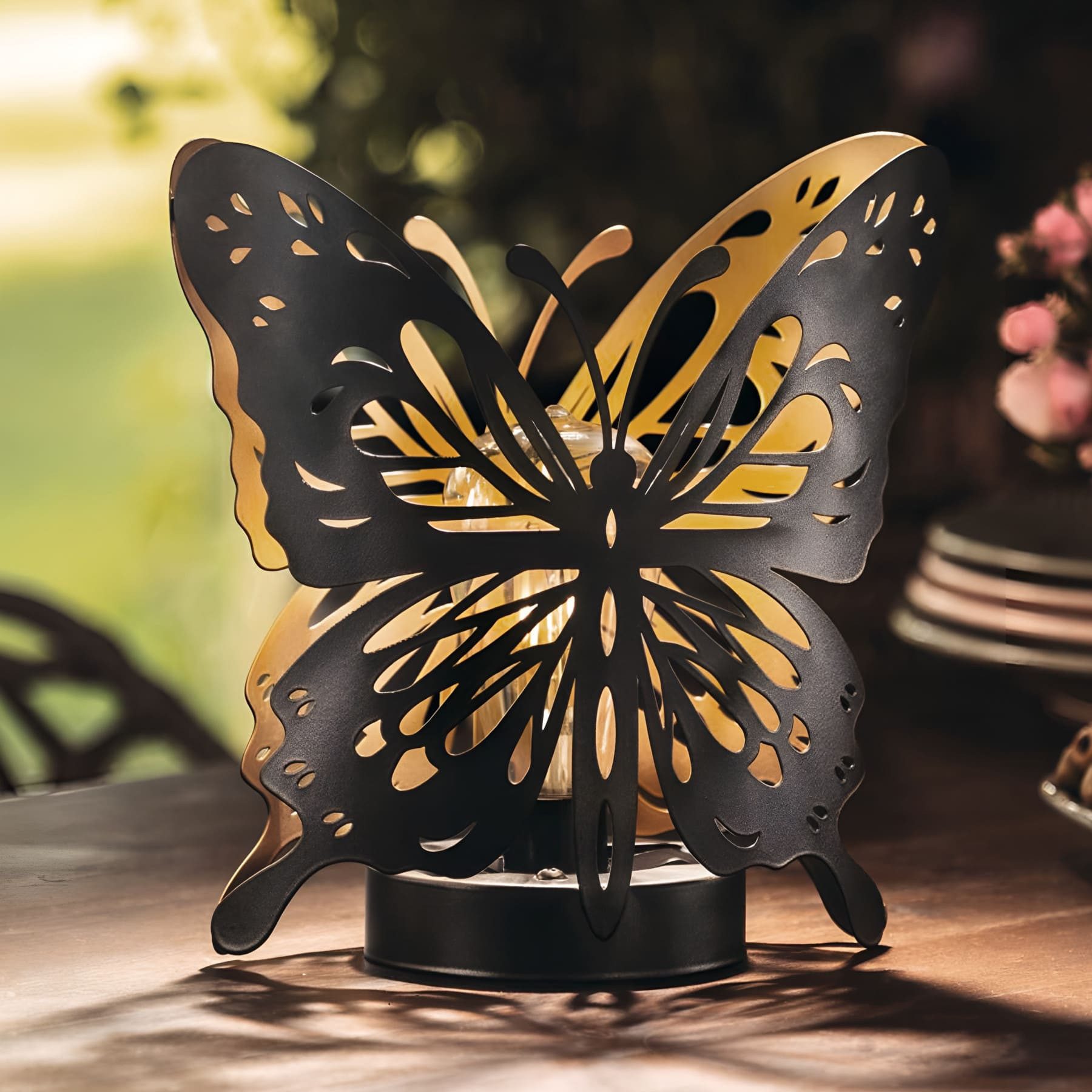 Dekoleidenschaft LED Dekofigur Solar "Schmetterling" Metall schwarz / gold, Solarlampe wetterfest, Outdoor Gartendeko, Solarleuchte, Dekoleuchte