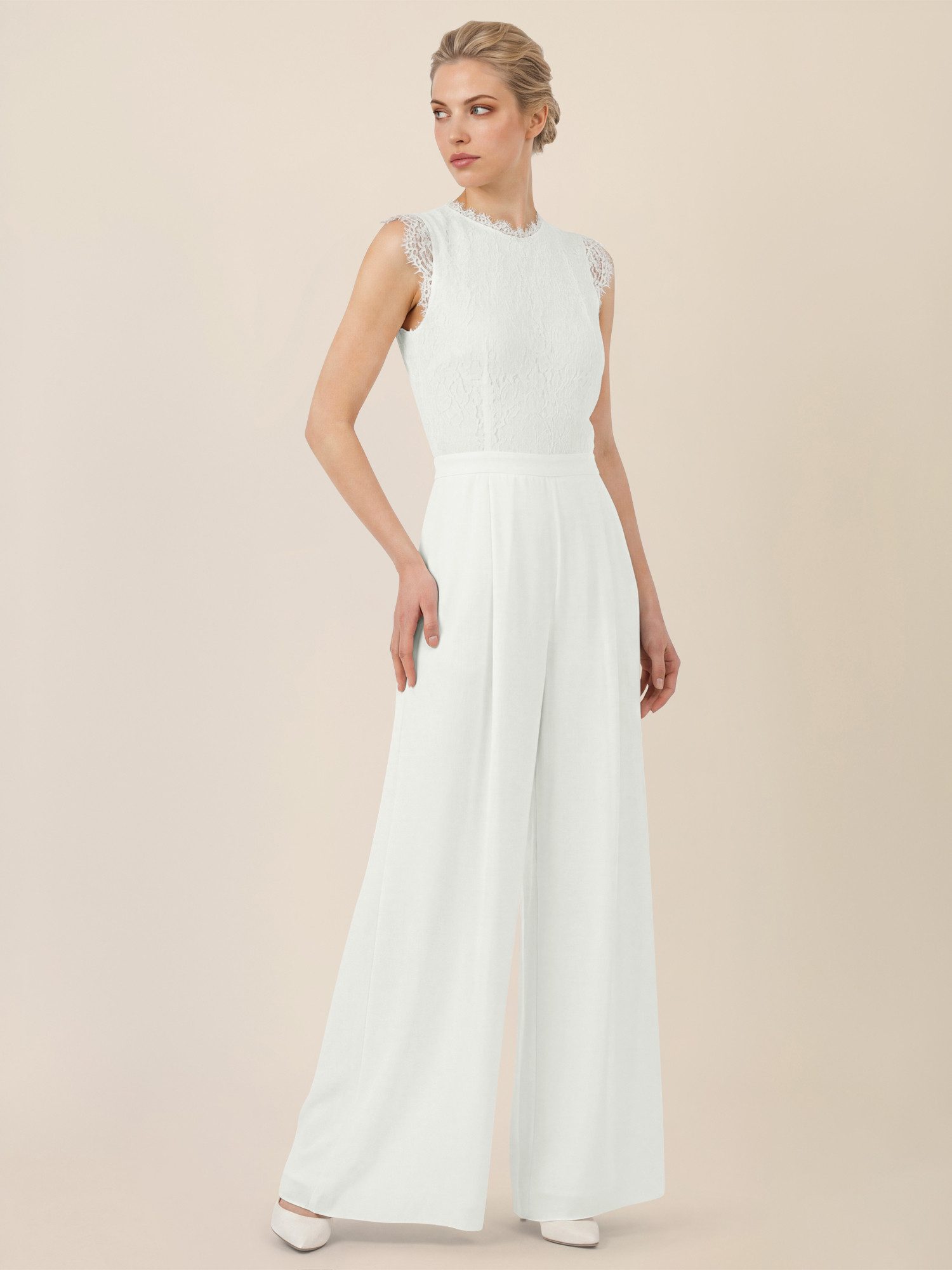 Apart Jumpsuit mit Spitzentop und weitem Bein