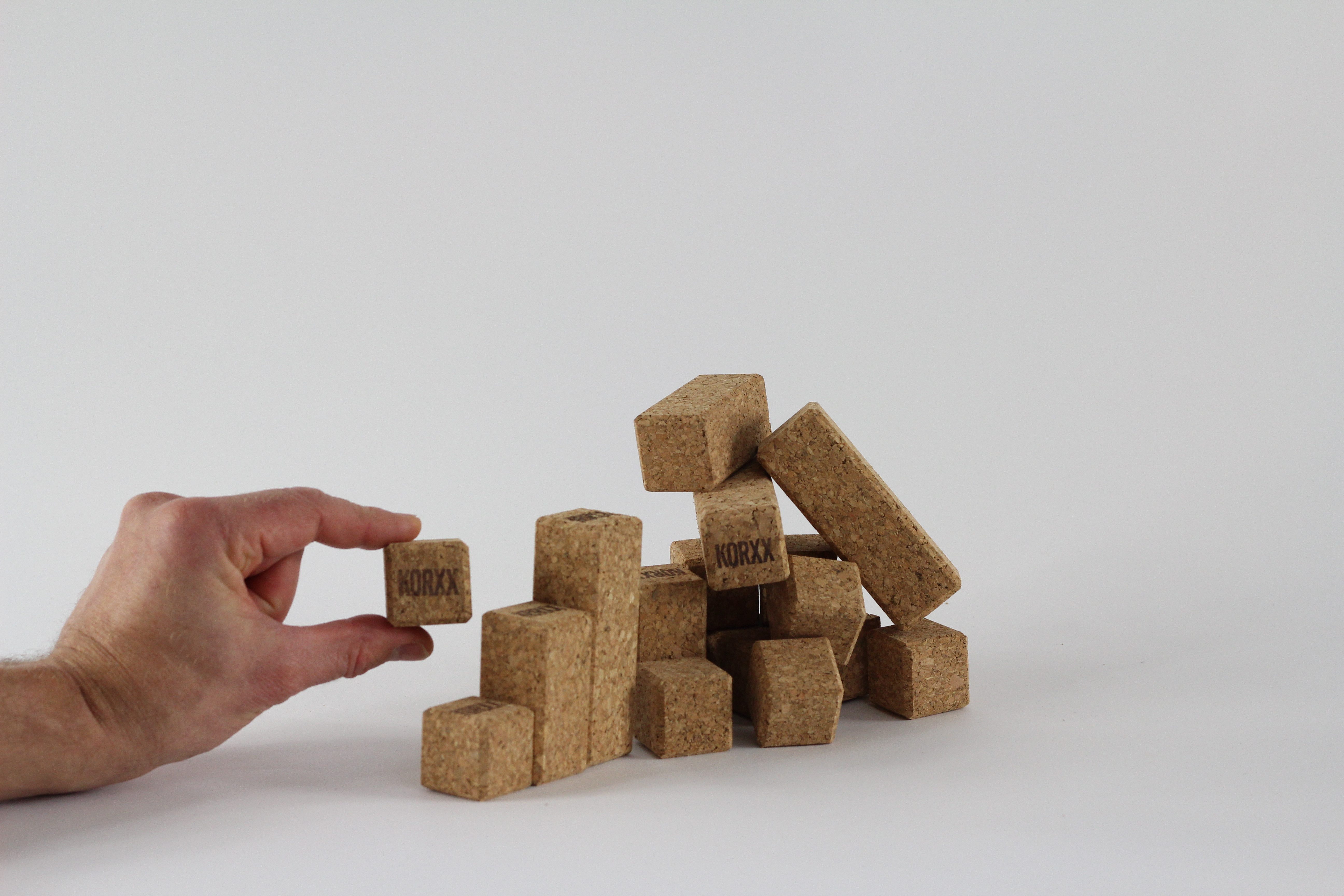 KORXX Die kleinen Bauklötze, 17 mini Bausteine aus Kork Spielbausteine, (17 Bausteine aus Kork in der Mini Filzbox, Brickle inkl. Filzbox), Spielbauklotz zum kreativen Lernen & Verbessern der Motorik