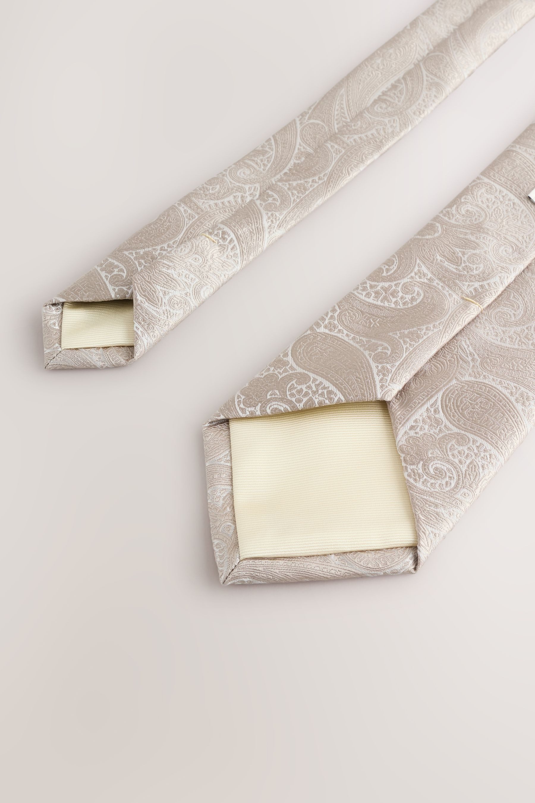 Next Krawatte Krawatte mit Paisleymuster und Krawattennadel (2-St)