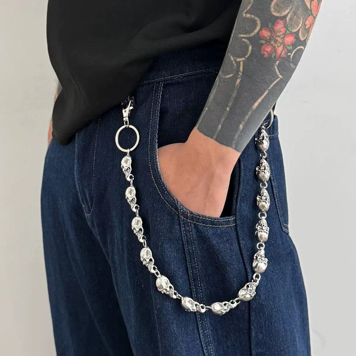 Ware aus aller Welt Hosenkette Einreihig mit Totenköpfen und Karabiner – Geldbörsenkette Biker-Kette, (1-tlg)