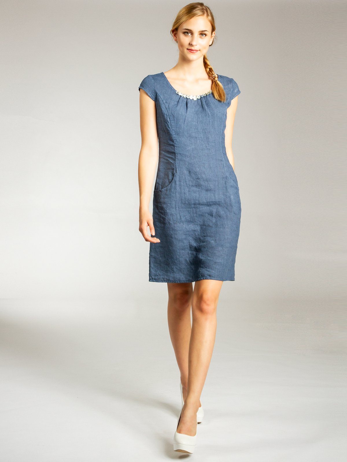 Caspar Sommerkleid SKL018 knielanges Damen Sommer Leinenkleid mit Perlmutt Knöpfe Dekor figurumspielender Schnitt, luftig leicht, angenehm kühlend