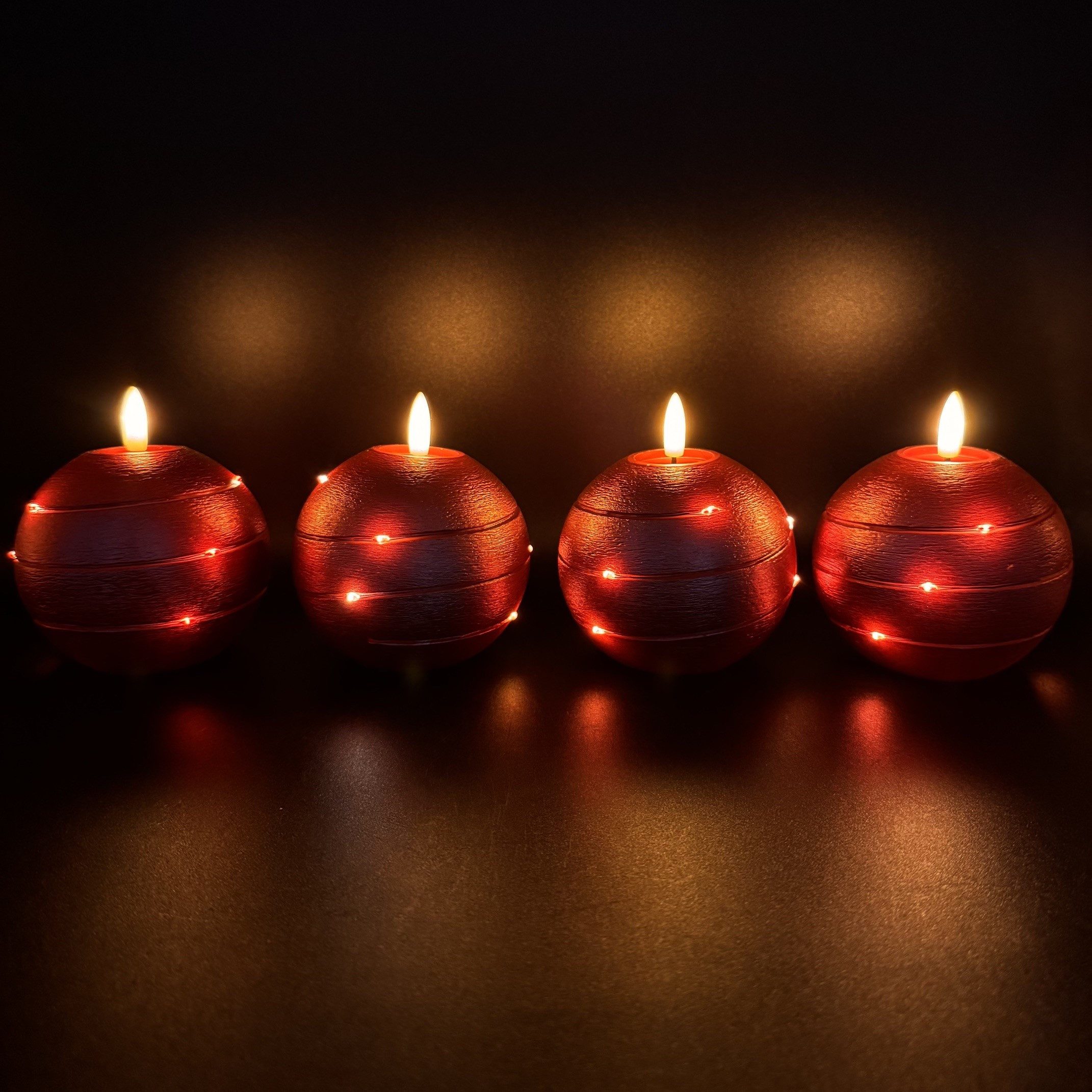 Online-Fuchs LED-Kerze 4 runde Kugelkerzen aus Echtwachs mit Timer & LED-Lichterkette, realistische Kerzenflamme, warmweiße Flamme und Lichterkette, praktische  – Bild 5 von 5