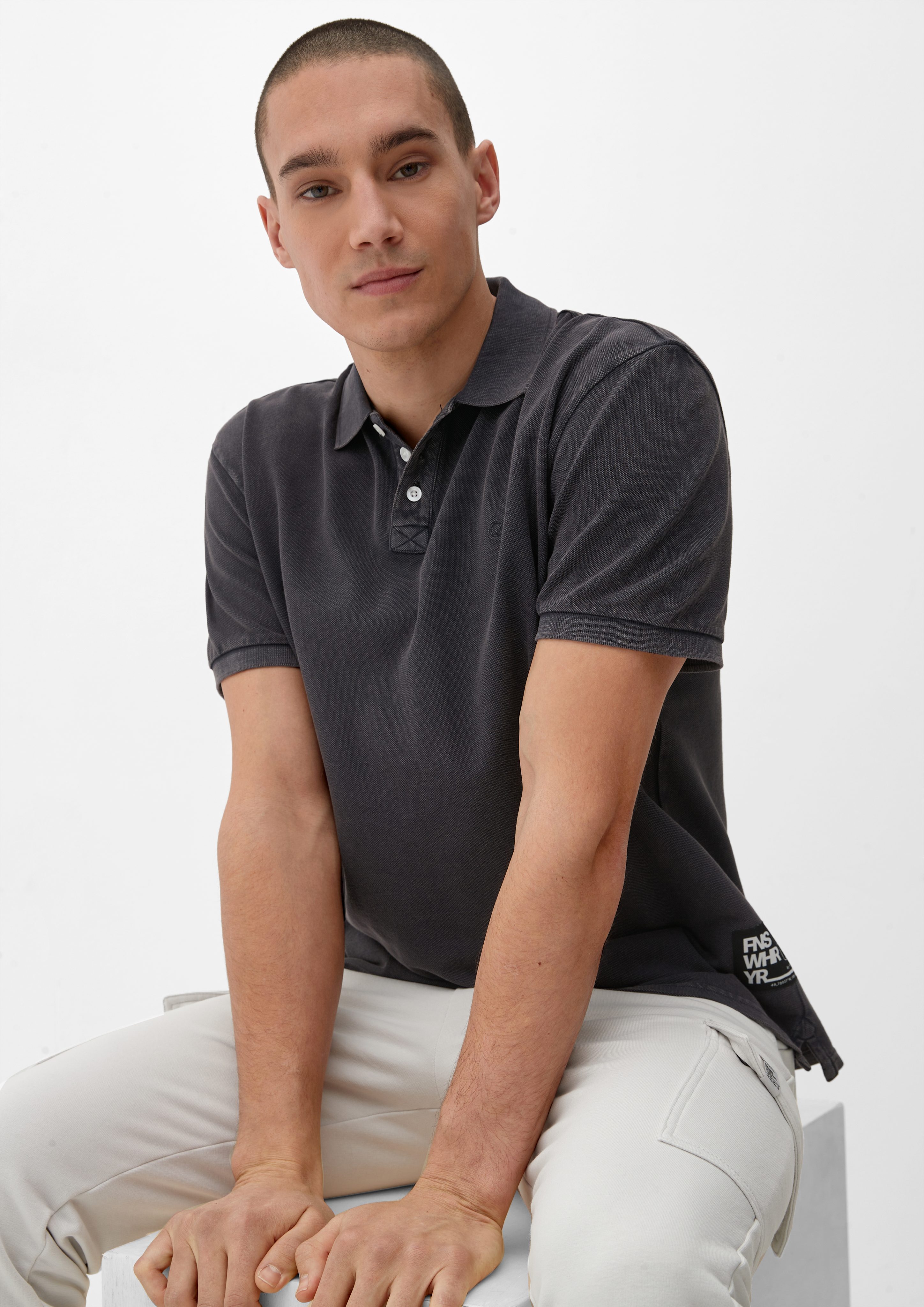 QS Kurzarmshirt Poloshirt aus Baumwoll-Piqué Applikation, Stickerei, Waschung dunkelgrau | T-Shirts