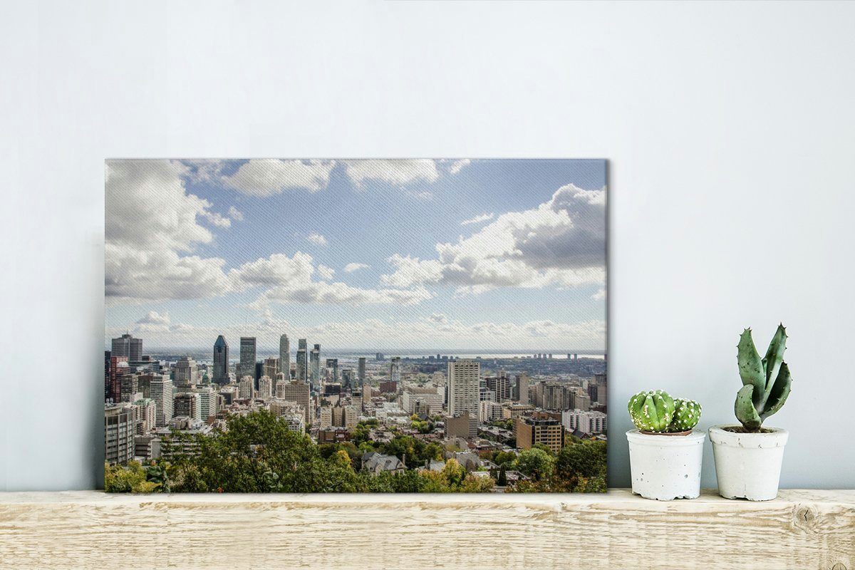 St), Leinwandbild Wandbild Ville des 30x20 Leinwandbilder, Bäumen Montréal, Der cm Wanddeko, Horizont hinter (1 OneMillionCanvasses® Aufhängefertig, Centre den
