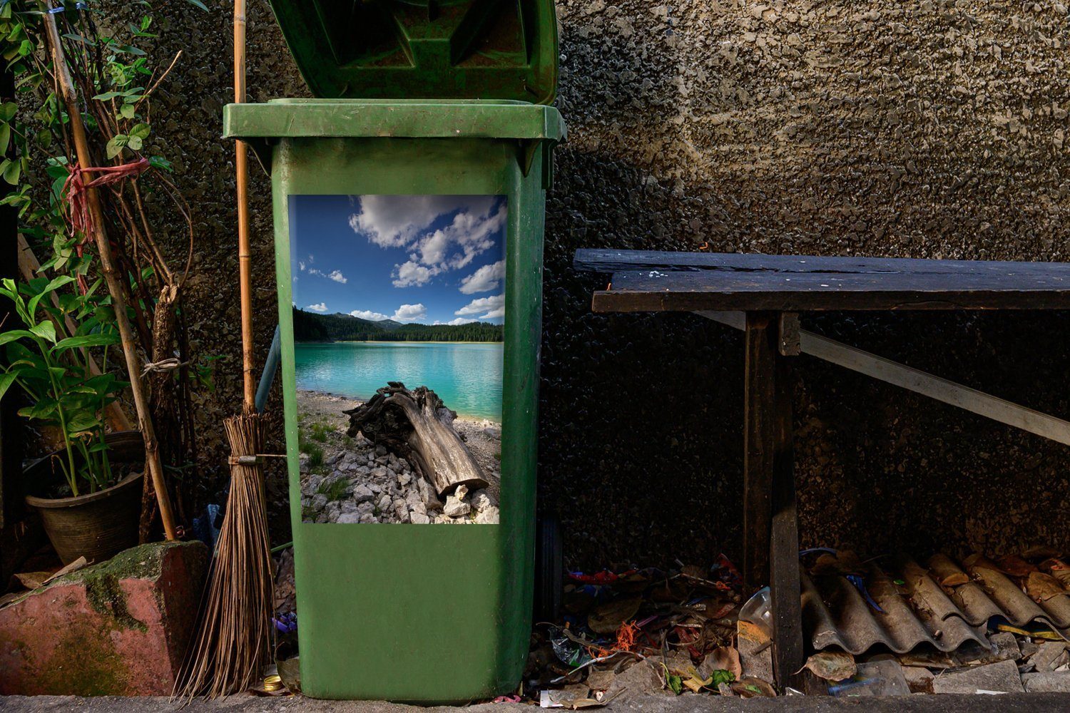 Durmitor-Nationalpark Wandsticker Stamm Container, St), MuchoWow entlang Crno des Sees Abfalbehälter (1 Mülleimer-aufkleber, Mülltonne, Jezero Sticker, im