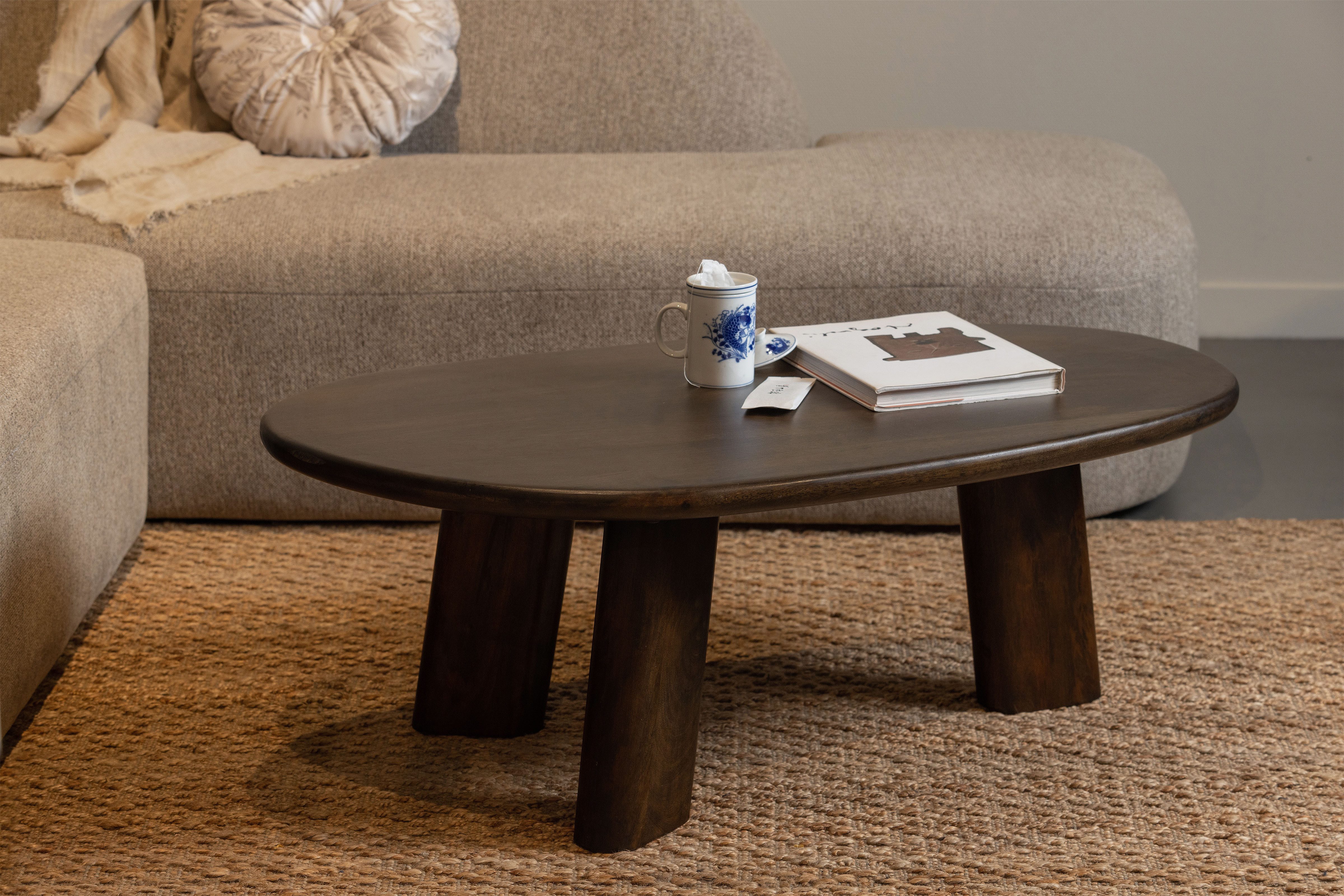 WOOOD Couchtisch Roundly aus Mangoholz mit organisch geformter Platte 110x60x40 cm, Tragkraft 30 kg, Plattendicke 4 cm, Beine 14 cm breit