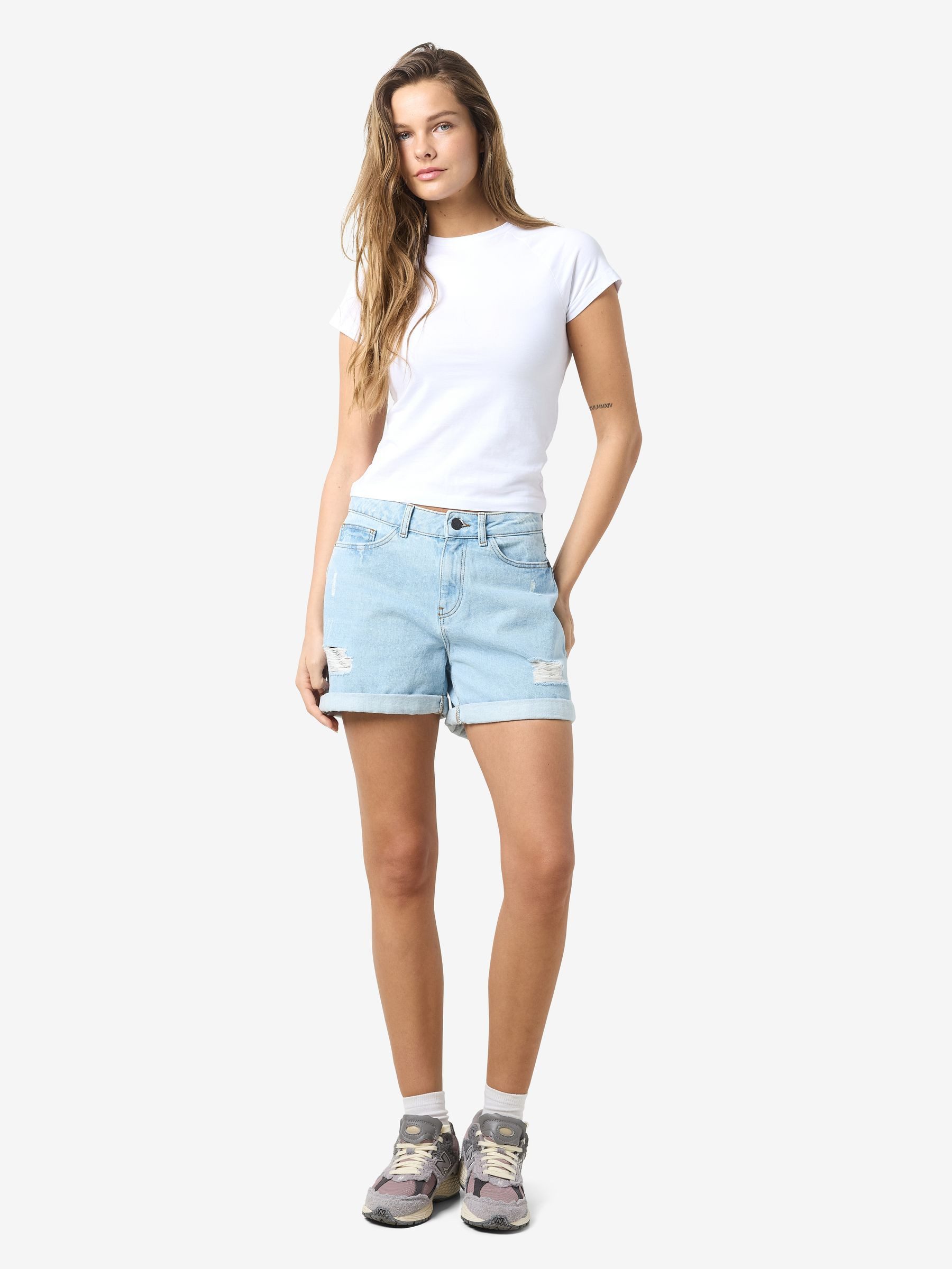Noisy may Jeansshorts Sommerliches Design mit Distressed-Details und Umklappsaum NMSMILEY NW DEST SHORTS VI062LB NOOS