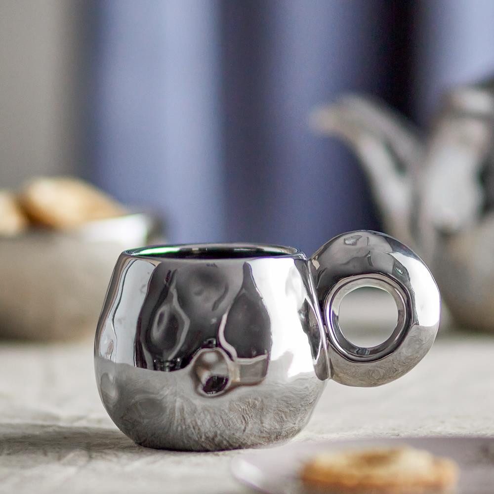 Bloomingville Tasse Shine Silber, Steingut, D10xH8 cm, Steingut, Chrom-Optik, Galvanisierte Oberfläche, Runder Henkel, Design Becher