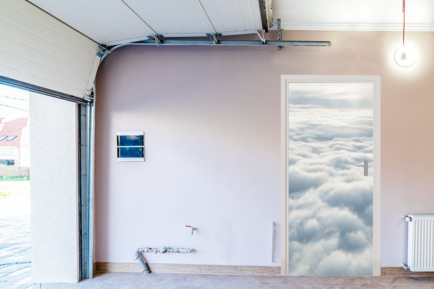MuchoWow Türtapete Bild eines einem Himmels, bedruckt, (1 St), 75x205 Tür, Flugzeug, cm für Fototapete bewölkten Türaufkleber, aus Matt, aufgenommen