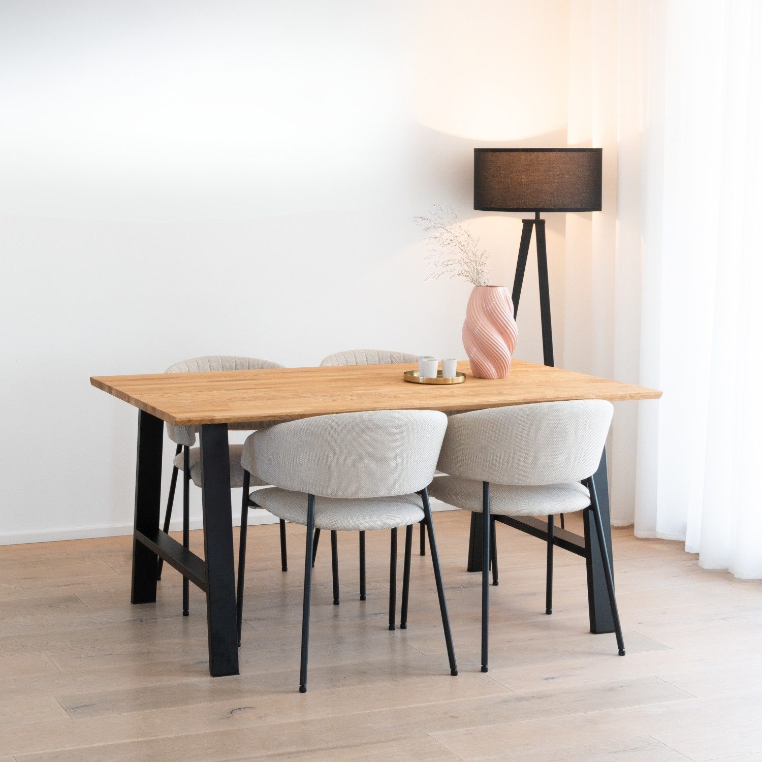 Omformo Esstisch Klyfta aus Massivholz 160 x 90 cm, Tischplatte aus Eiche Massivholz, Stabile Metallfüße, Modernes Design