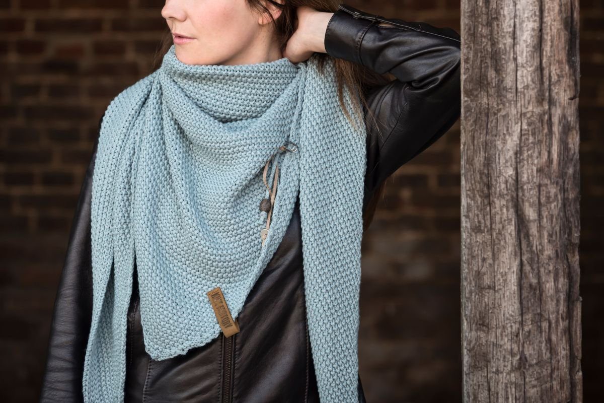 Knit Factory Strickschal Coco Dreiecksschal Winterschal Gesichtsschal Hals 190x85 cm Stonegreen, (Packung, 1-St. ein Schal), Schlauchschal Damen Herren Dreieckstuch warm Umhängetuch Strickware