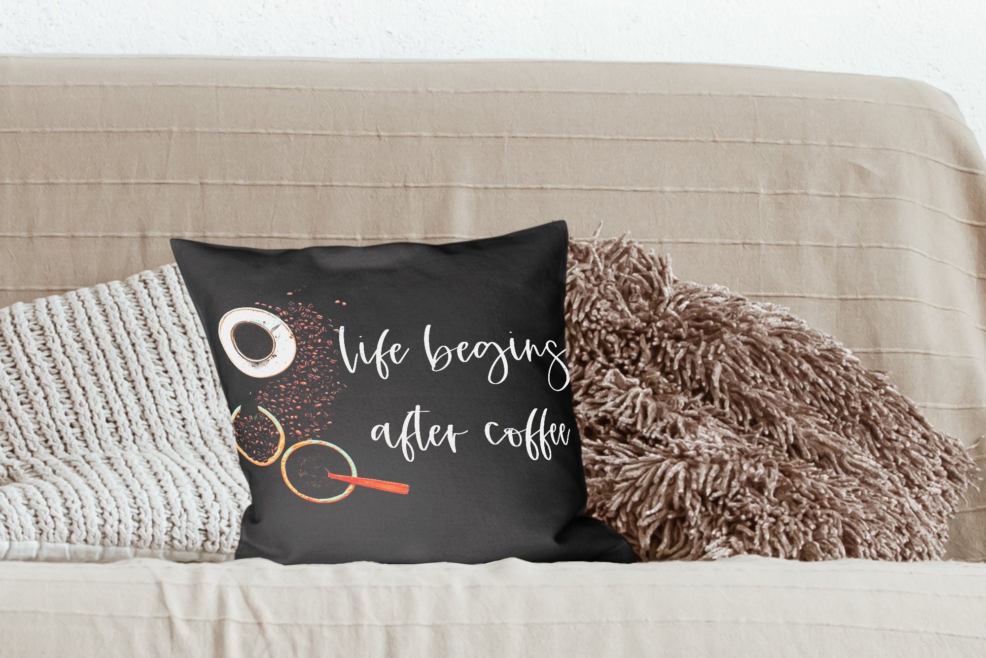 mit Zierkissen dem Füllung - Deko, Kaffee, MuchoWow für Zitate Wohzimmer, Sofakissen - Das Leben Dekokissen Kaffee - nach Schlafzimmer, Sprichwörter beginnt