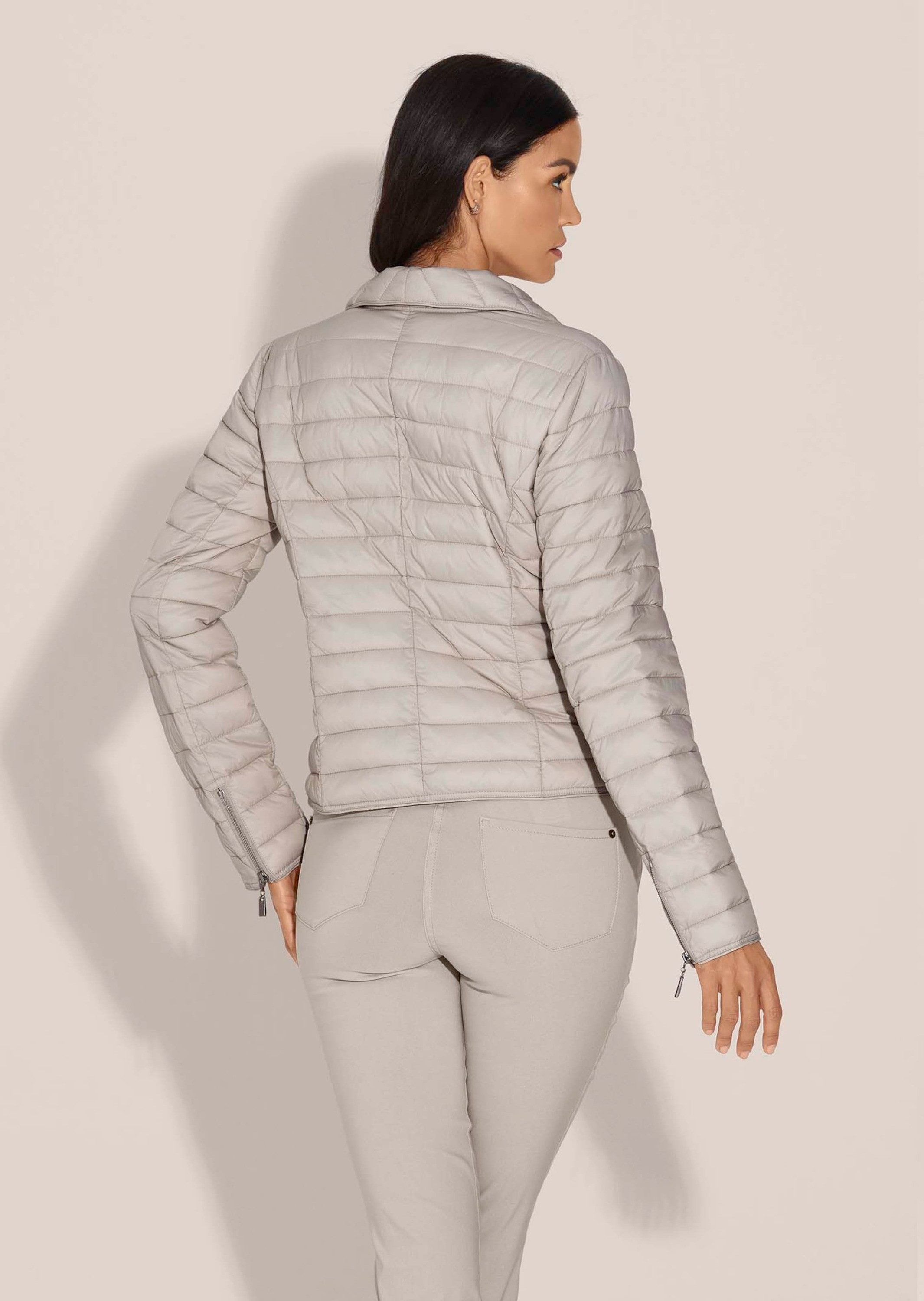 MADELEINE Steppjacke Wattierte Damenjacke mit sportivem Touch Taillierte Jacke mit Reverskragen, Zweiwege-Reißverschluss