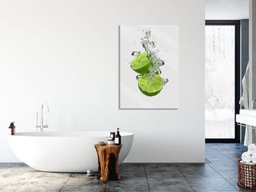 Pixxprint Glasbild Leckere grüne Limetten im Wasser, Leckere grüne Limetten im Wasser (1 St), Glasbild aus Echtglas, inkl. Aufhängungen und Abstandshalter