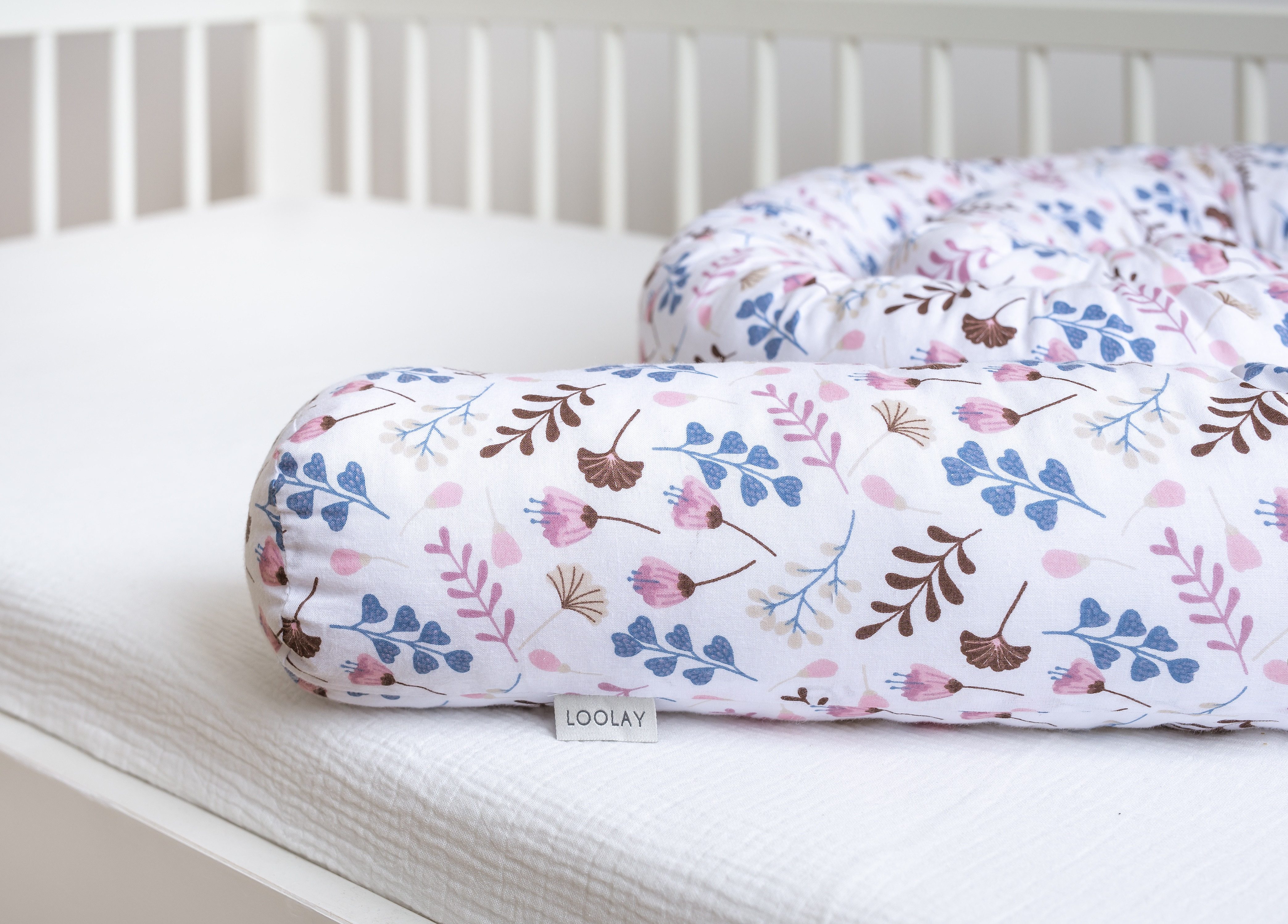 Loolay Nestchenschlange ROSA Blumen BIO-Baumwolle Multifunktion PREMIUM Bettschlange Schlange, (Bettumrandung Krabbeldecke Babybett Umrandung Schlange Bett Kopfschutz, Zierkissen Bettrolle Dekokissen Zugluftstopper - Super GESCHENK)