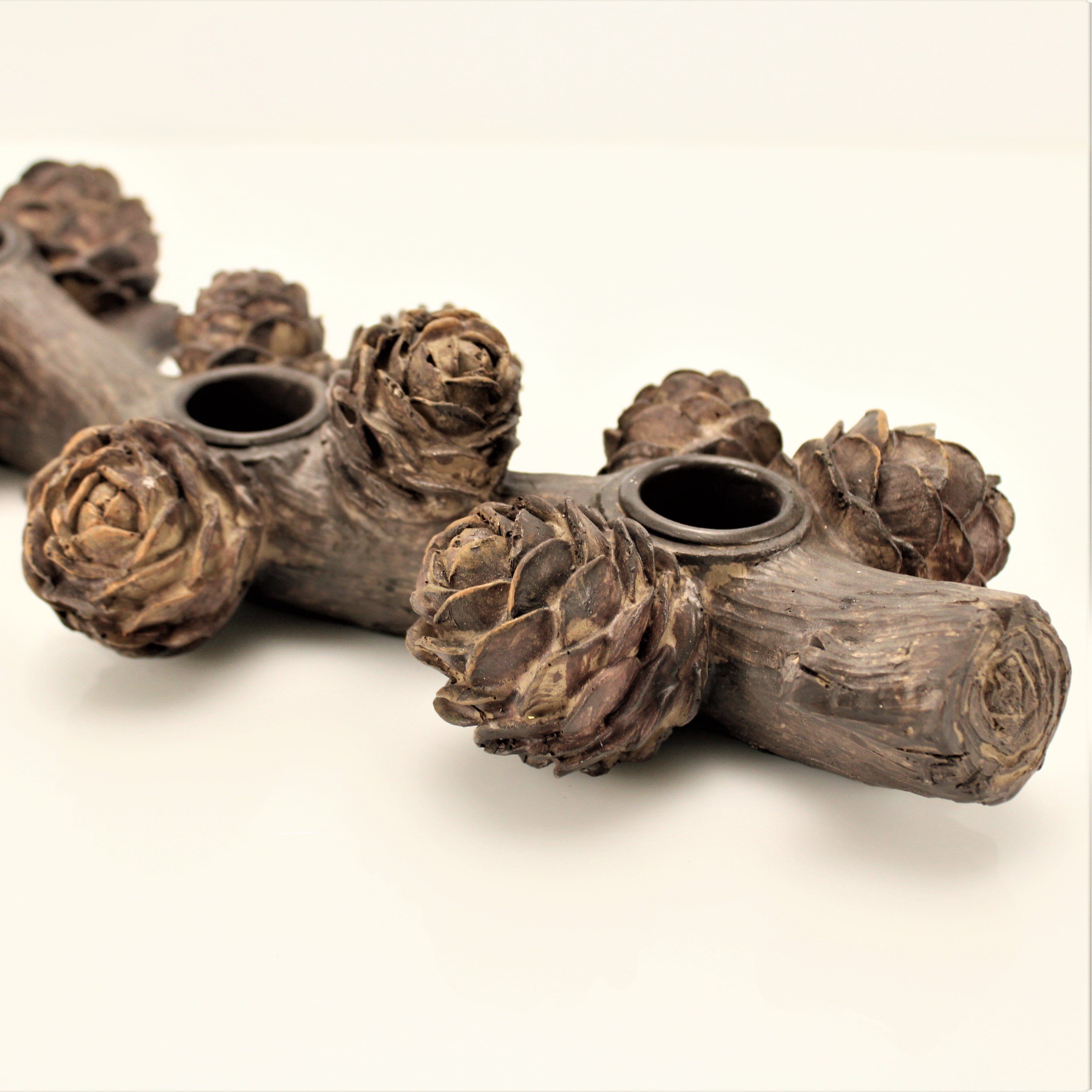 Online-Fuchs Tischkerzenhalter Kerzenständer für 4 Stabkerzen im Zweig-Design mit Tannenzapfen (Adventskranz, für 4 Tafelkerzen mit 2,2 cm Durchmesser), Maße ca. 39 x 12 x 5,5 cm, Rustikal, Ast