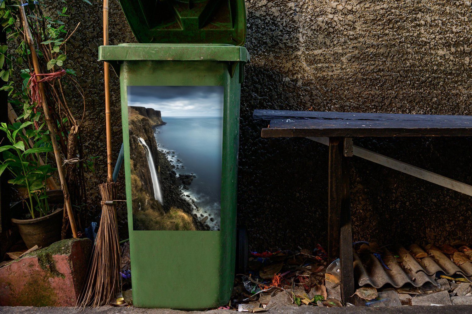 MuchoWow Wandsticker Wasserfall in Kilt Abfalbehälter (1 St), Rock Mülltonne, Container, Sticker, Mülleimer-aufkleber
