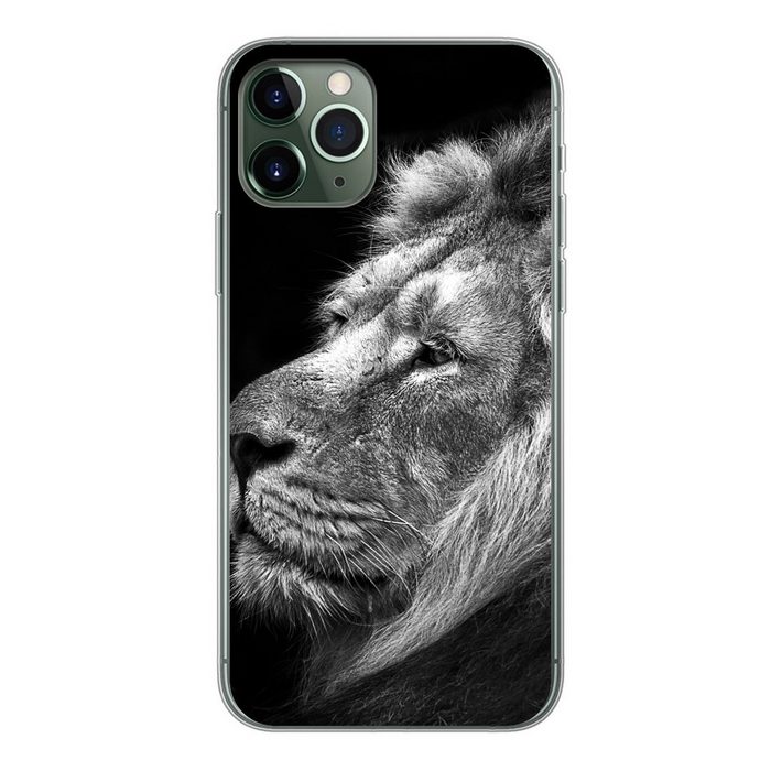 MuchoWow Handyhülle Löwe vor schwarzem Hintergrund in schwarz und weiß Handyhülle Apple iPhone 11 Pro Smartphone-Bumper Print Handy