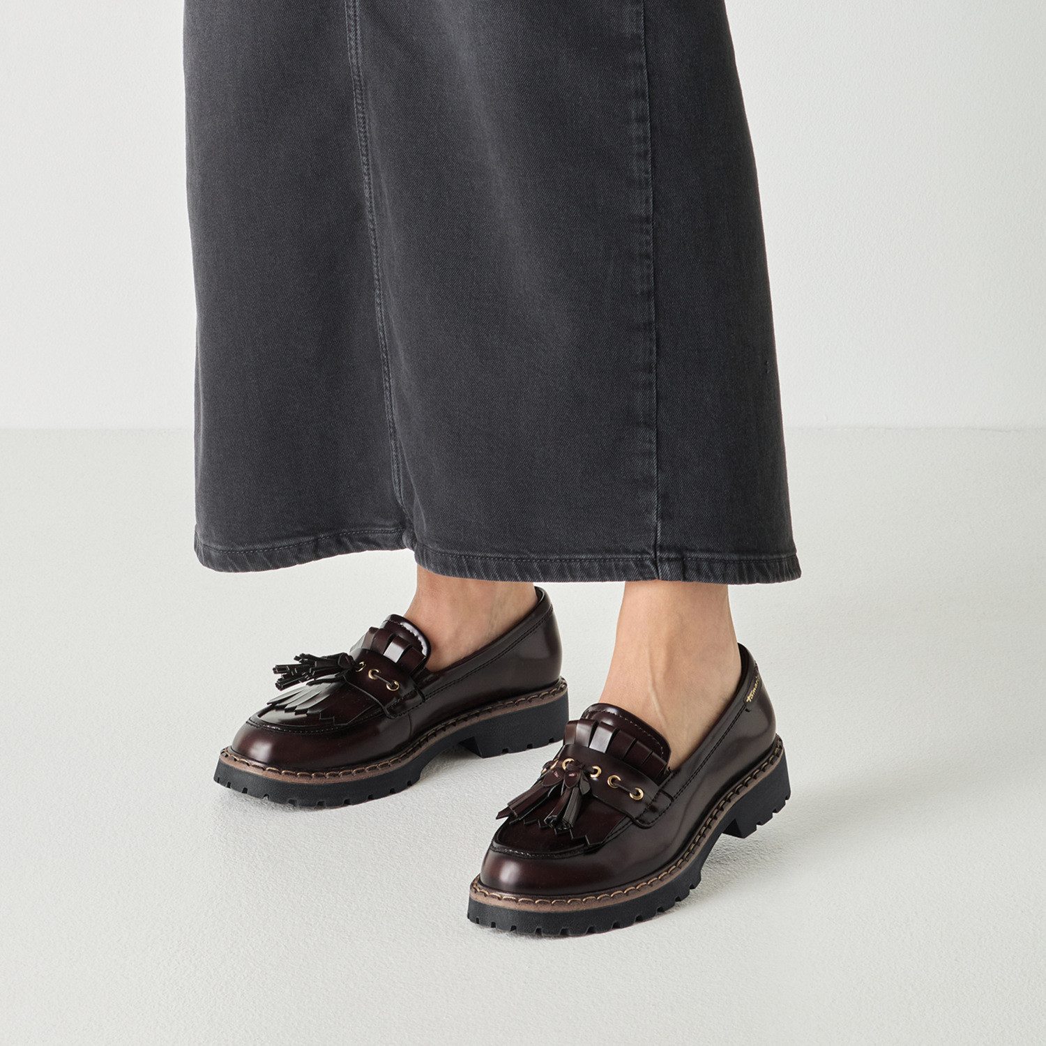Tamaris Slipper Halbschuh, Loafer, Businessschuh mit modischen Quasten und Durchzügen