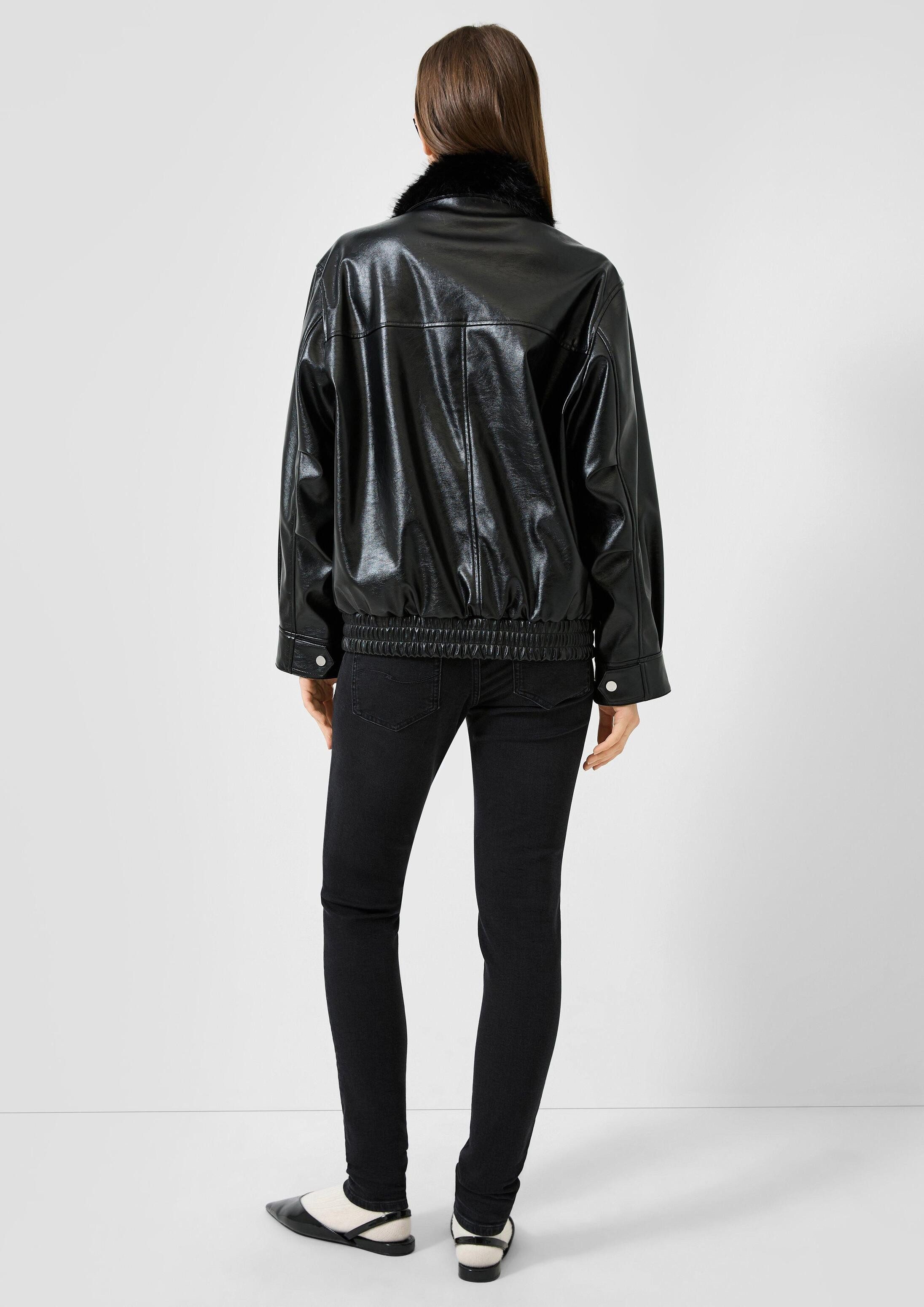 QS Funktionsjacke Outdoor-Jacke Jacke in Lederoptik mit abnehmbaren Fellkragen – Bild 3 von 5