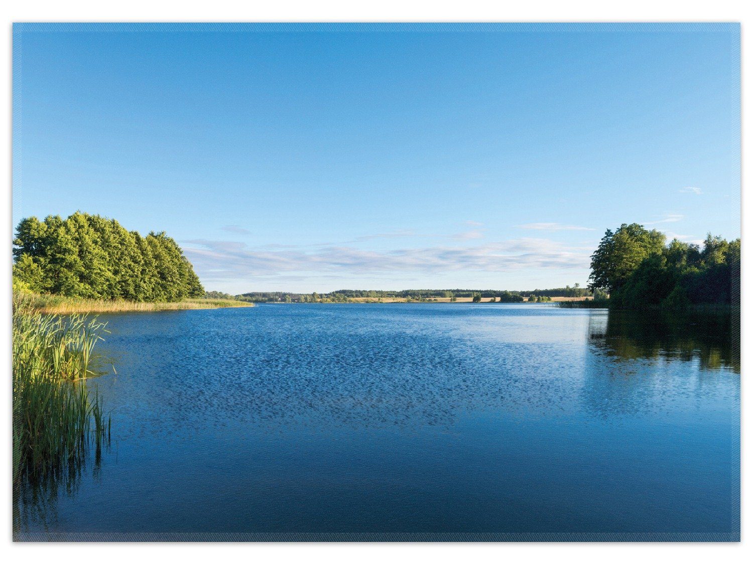 Wallario Teppich Malerischer See mit Schilf unter blauem Himmel, rechteckig, rutschfest