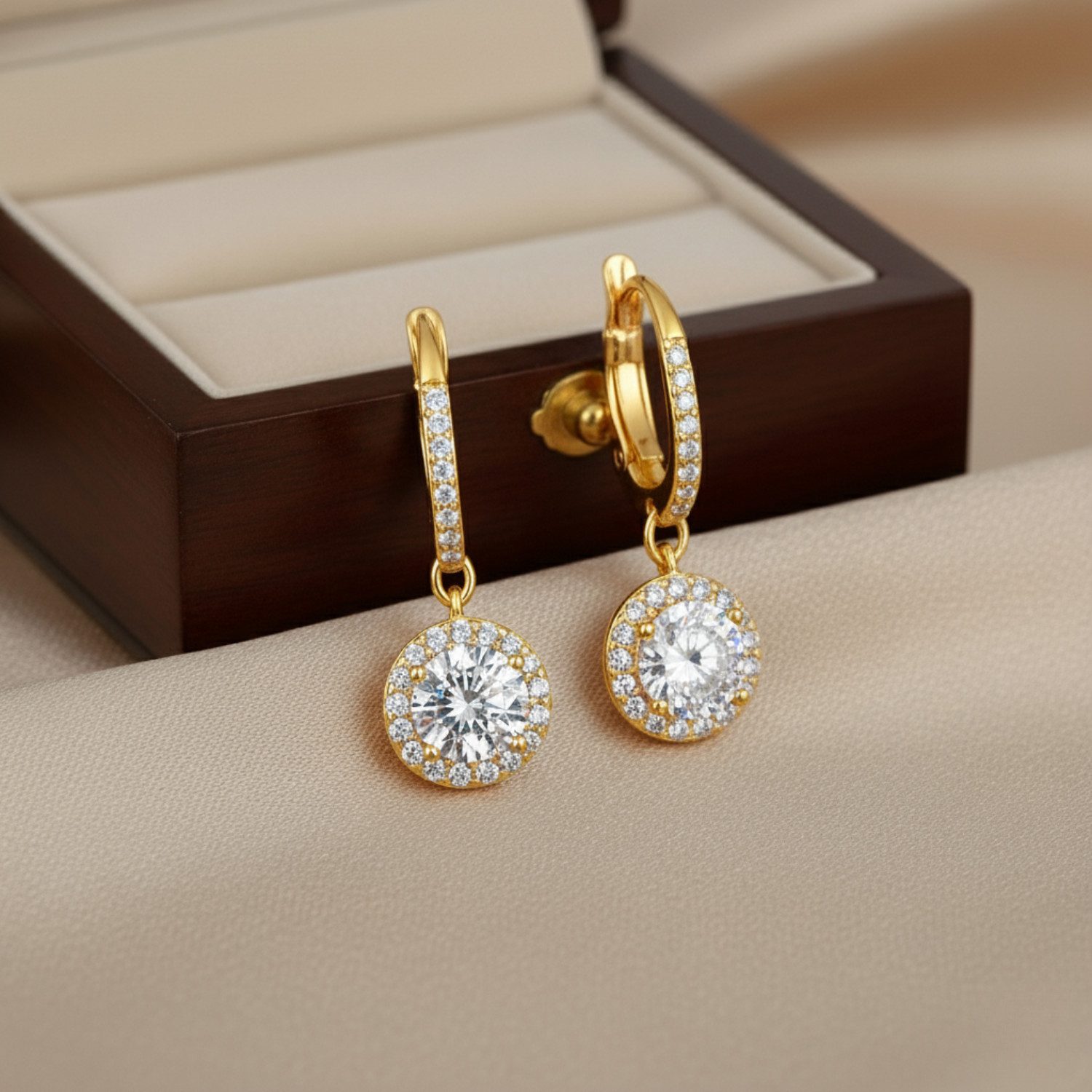 Lisandra Scott Paar Creolen Ohrringe Kristallpavé mit Steinen und Tropfen Anhänger Schmuck, Strahlende Zirkonia-Tropfen, handgefertigt für große Augenblicke