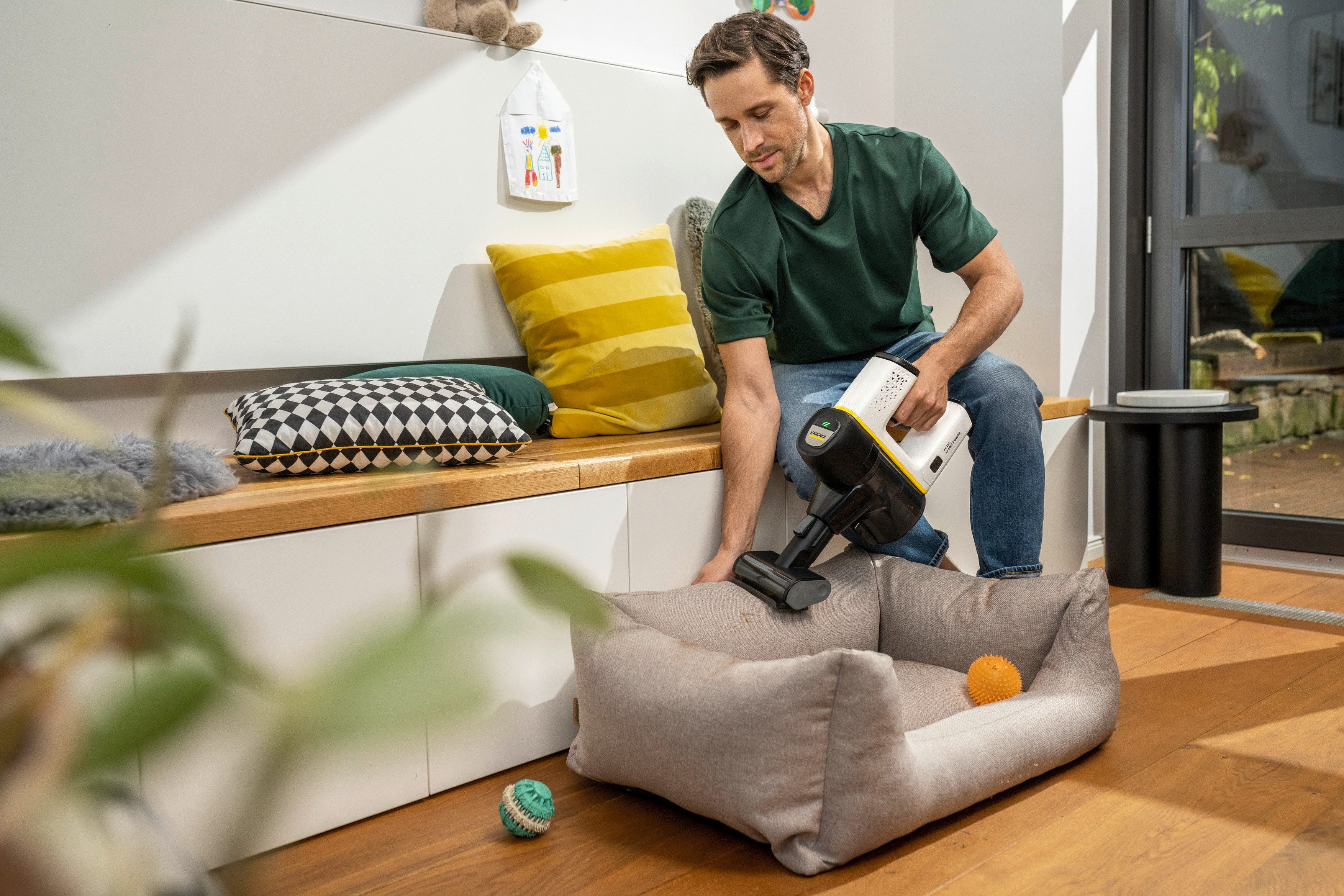 KÄRCHER Akku-Stielstaubsauger VC 6 Cordless ourFamily Pet, beutellos, beutellos, inkl. Akku und Wandhalterung mit Ladefunktion